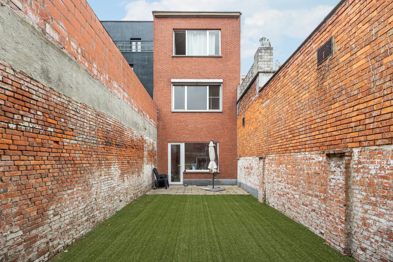 Op te frissen opbrengsteigendom comm. ruimte + 2 app. foto 7