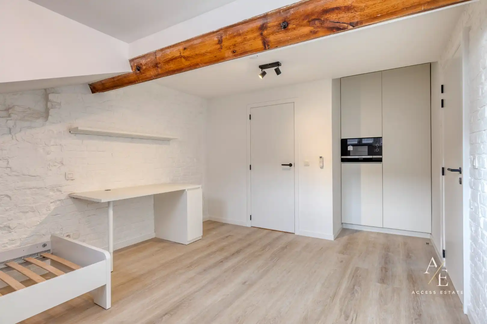 Nieuwe studentenkamer op bovenste verdieping in centrum Kortrijk foto {{pictureIndex}}