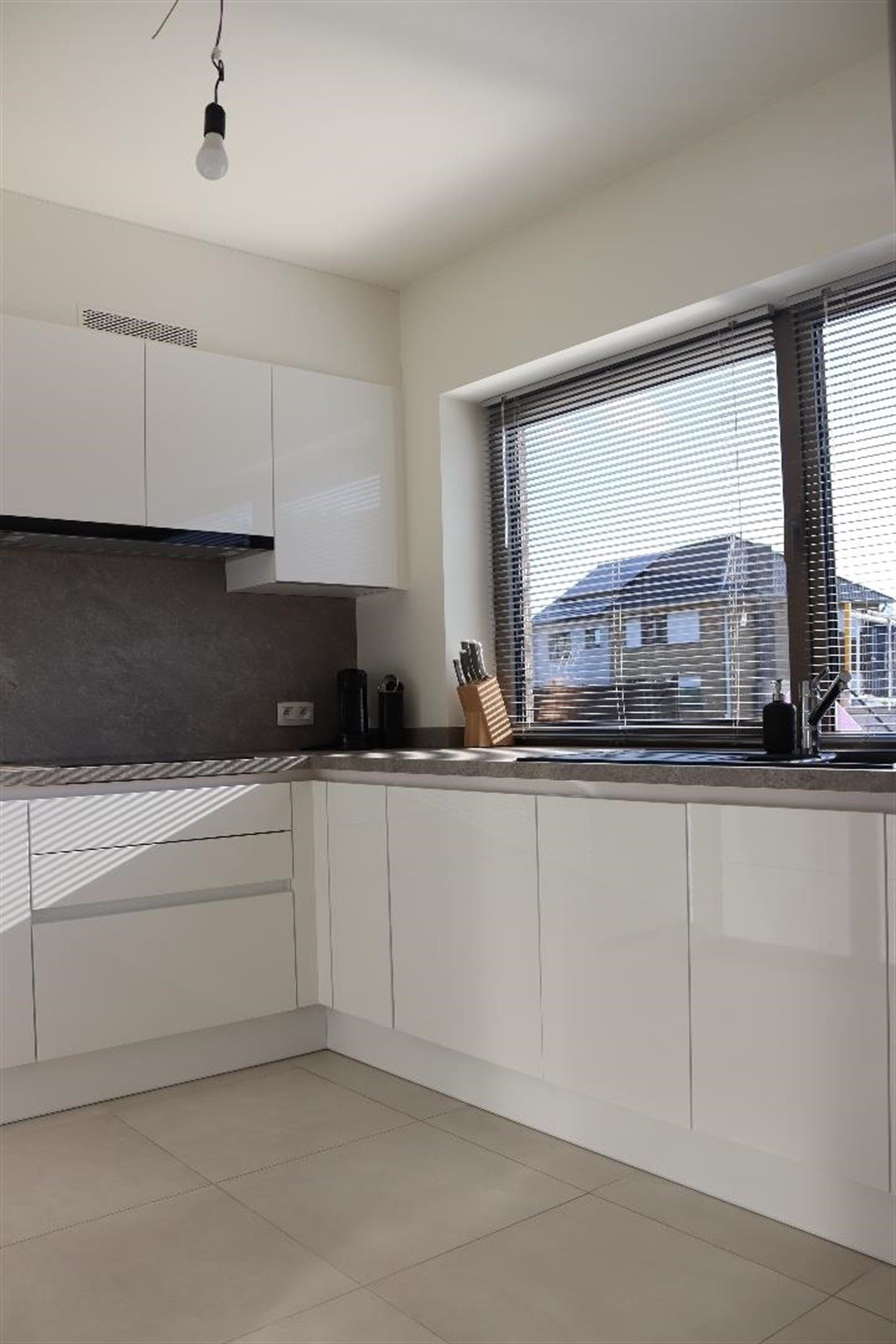 Ruim instapklaar gelijkvloers appartement met terras en caport. foto 7