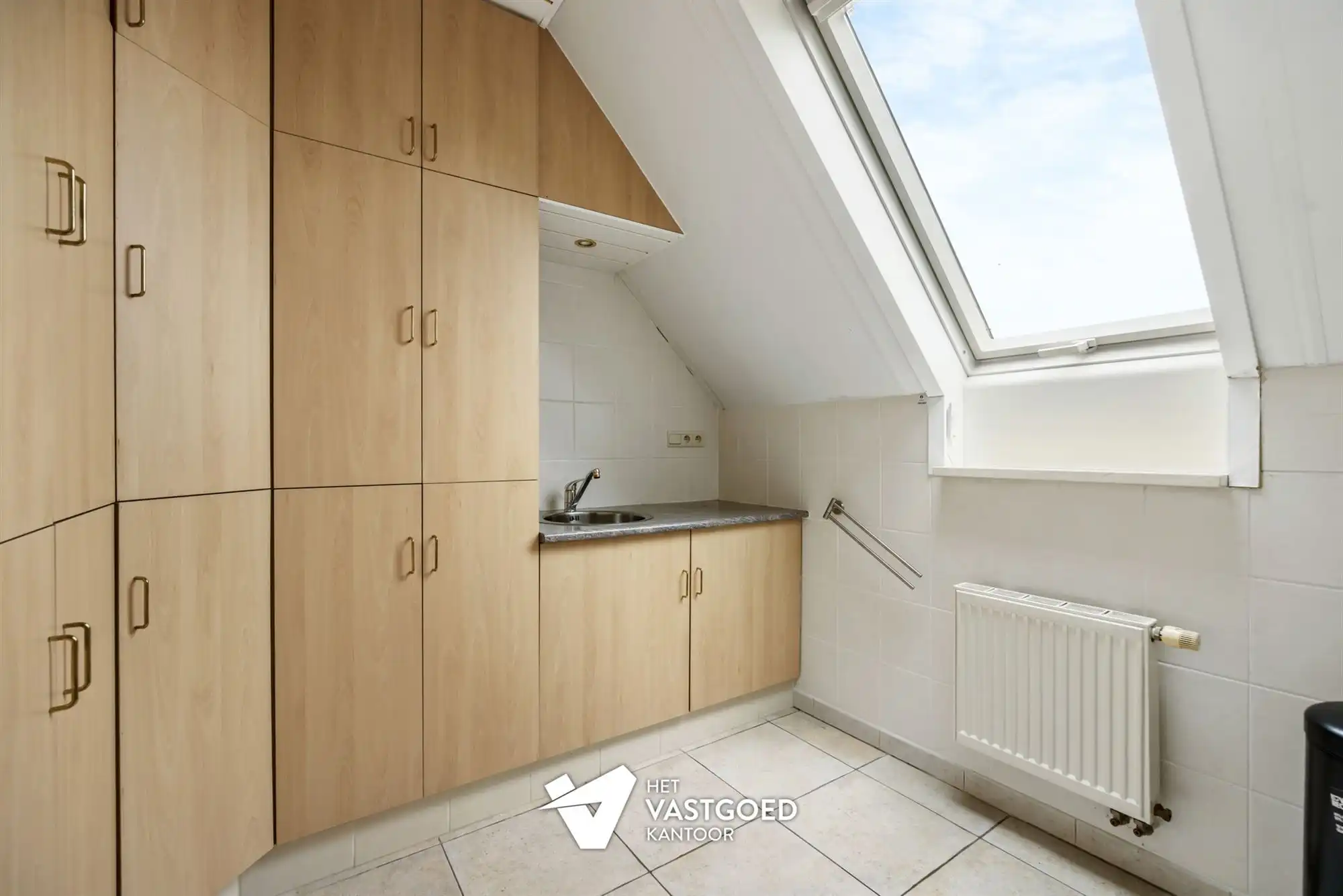 ZEER RUIM DUPLEX APPARTEMENT MET BIJHORENDE AFGESLOTEN GARAGEBOX EN 2 STAANPLAATSEN IN HET CENTRUM VAN OOSTHAM foto 15
