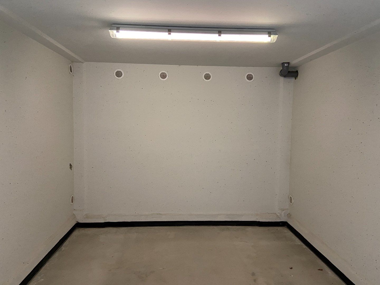 GARAGEBOX GELEGEN IN DORPSKERN!  foto 3