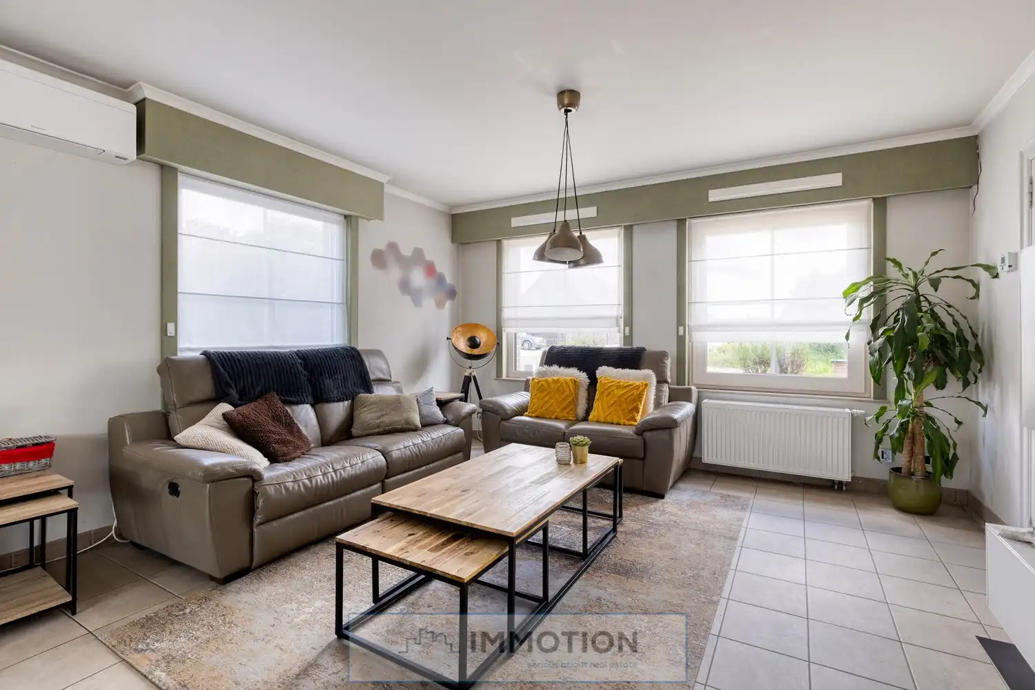 Halfopen gezinswoning met 3 slaapkamers, tuinkamer en poolhouse - Kijkdag met biedmoment op 27/06 foto 4