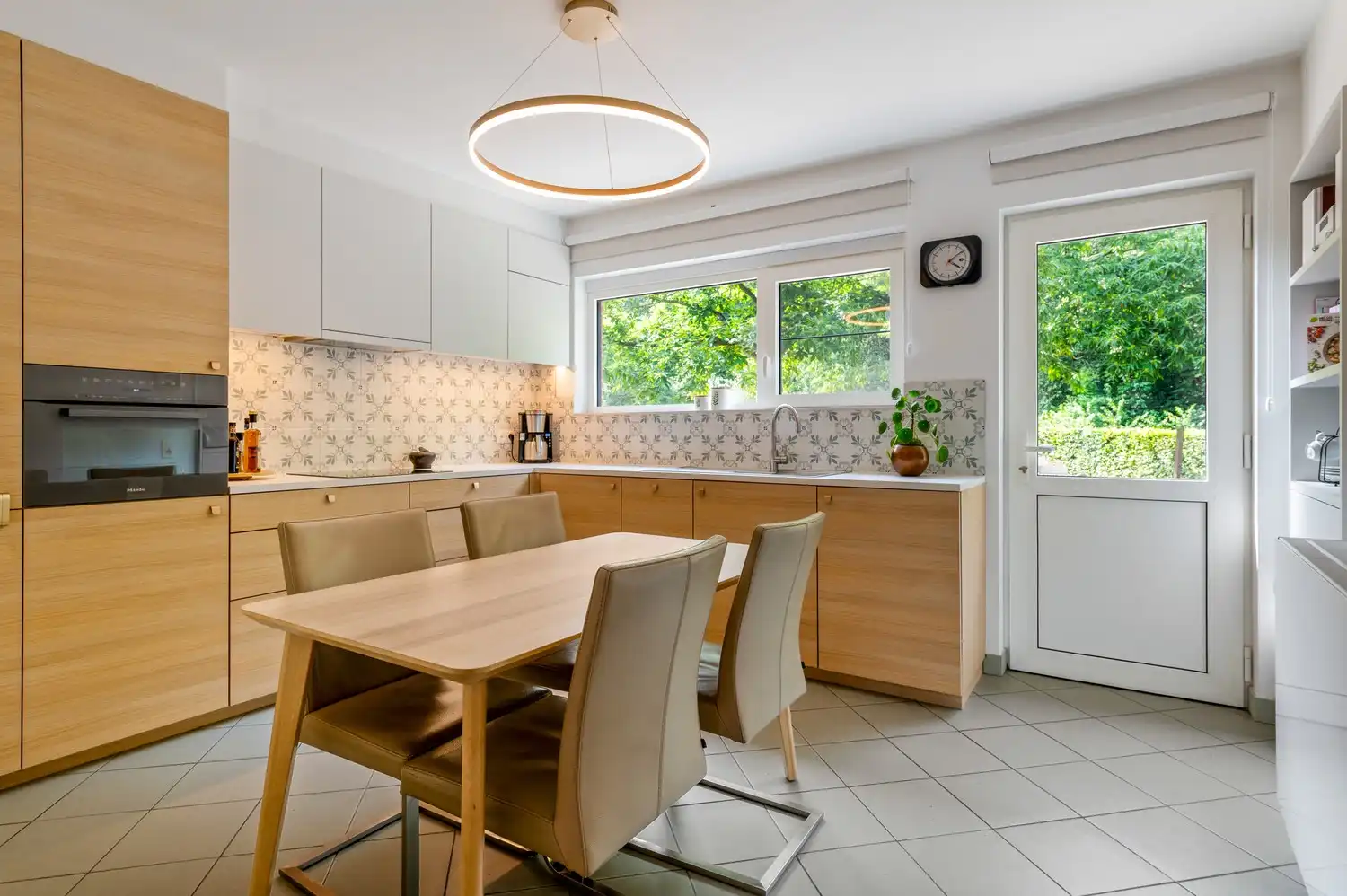 Instapklare, volledig gerenoveerde woning met 3 slaapkamers, bijgebouw en prachtige tuin foto 12