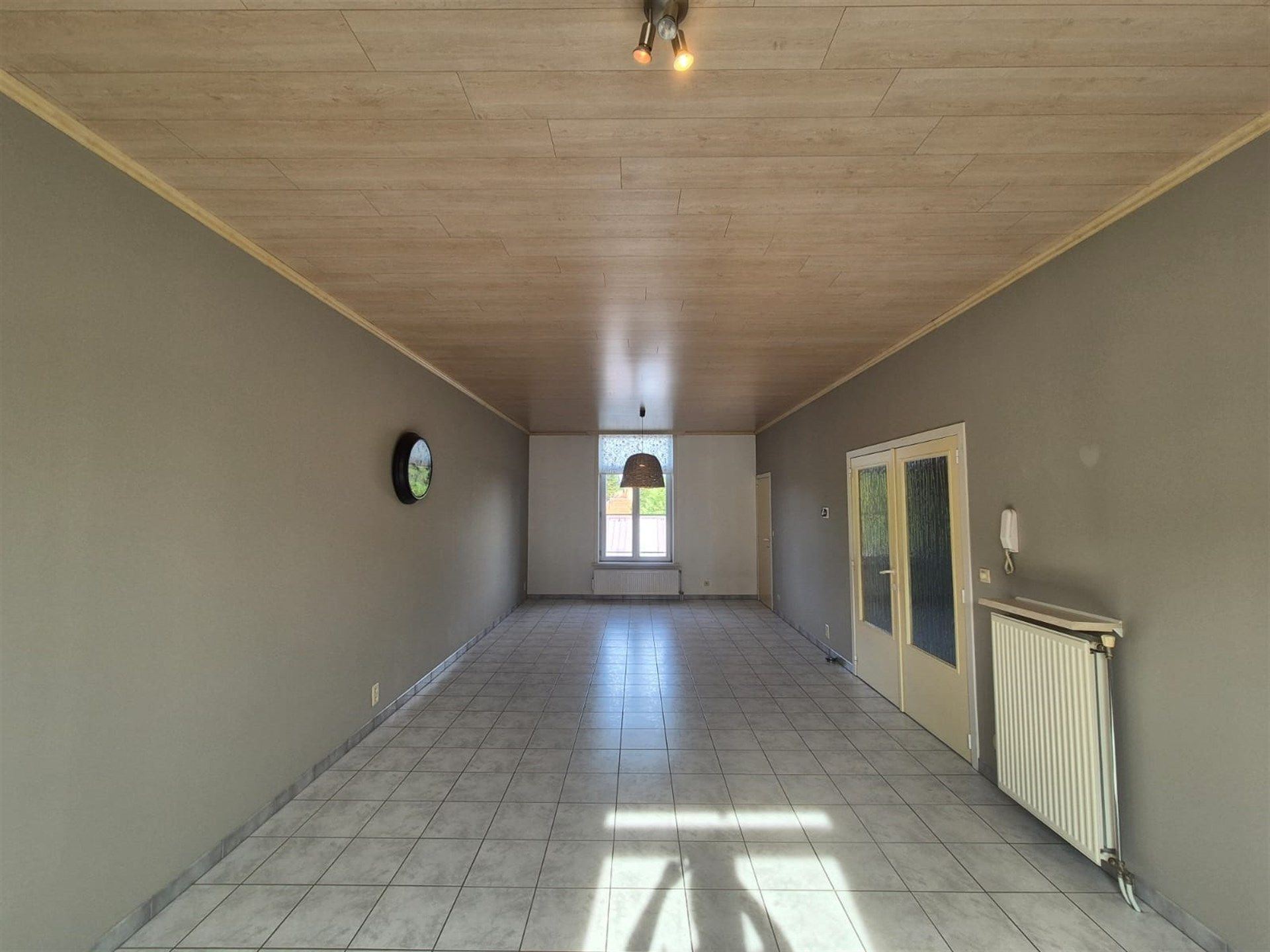 Zeer centraal en rustig gelegen, zeer ruim duplexappartement op de eerste verdieping met privéparking voor 2 wagens. foto 8