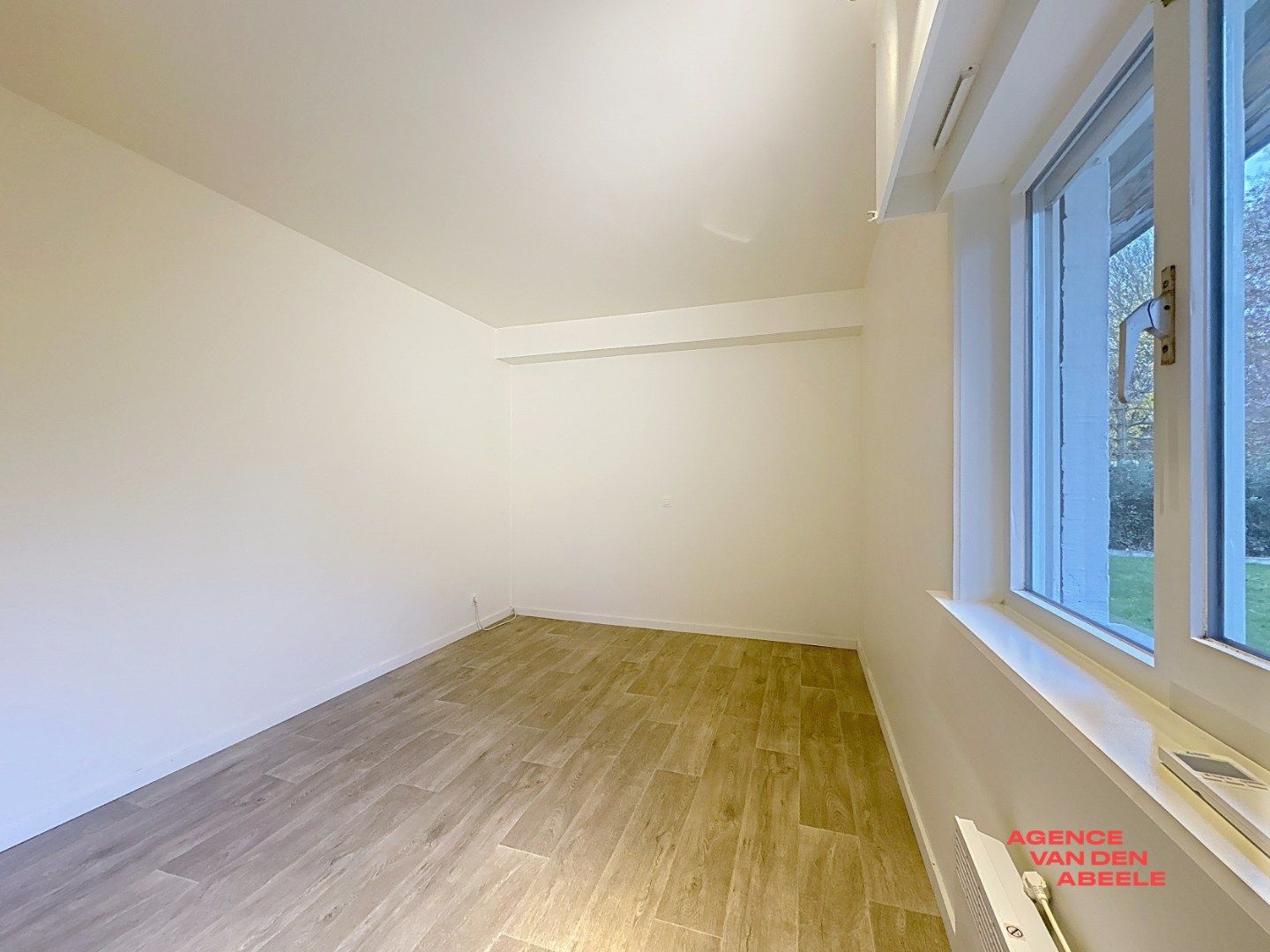 Gelijkvloers appartement met 2 slaapkamers, ruime garage en tuin foto 15