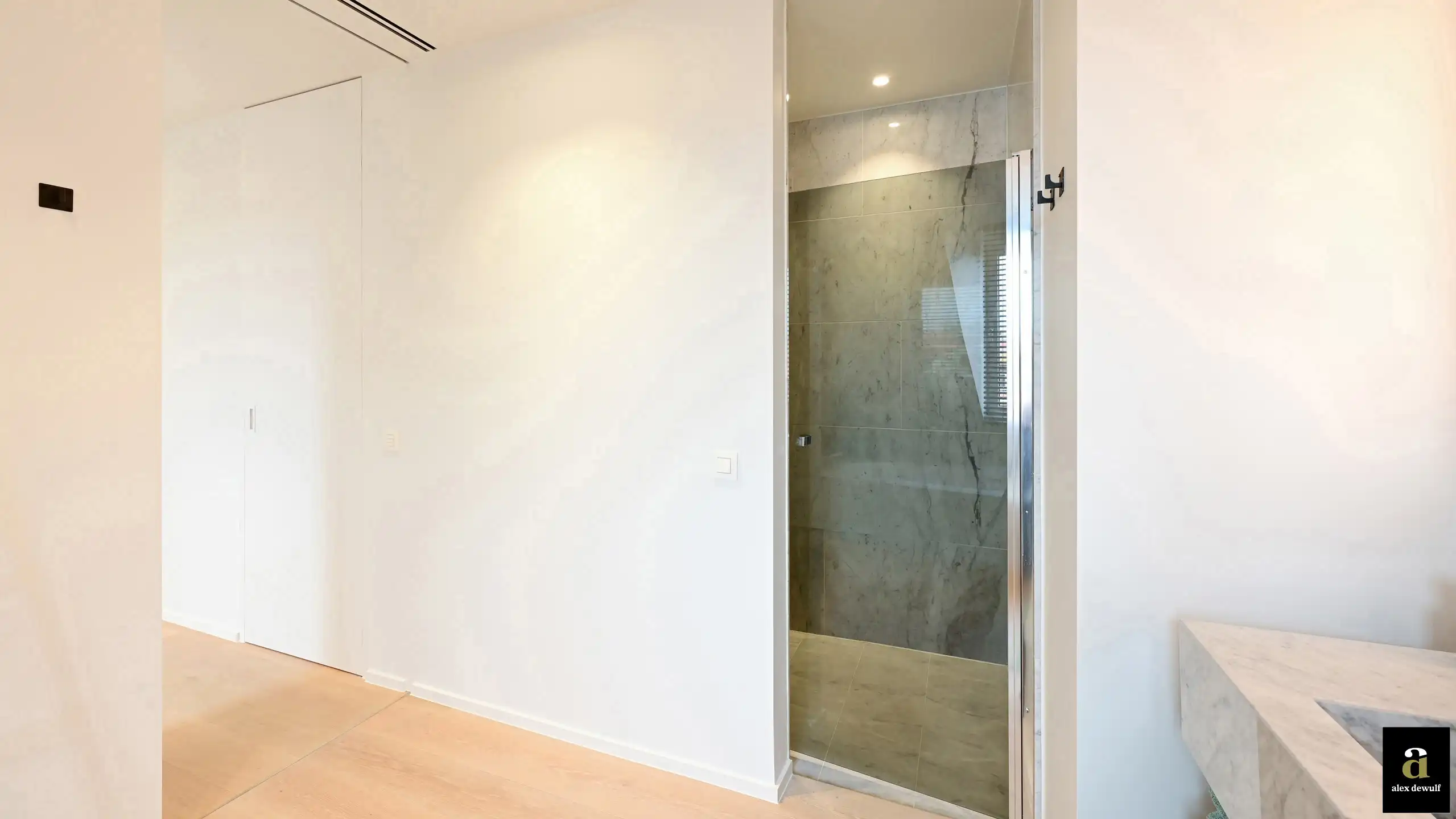 Licht en modern duplexappartement, gelegen vlakbij Zeedijk en Rubensplein. foto 27