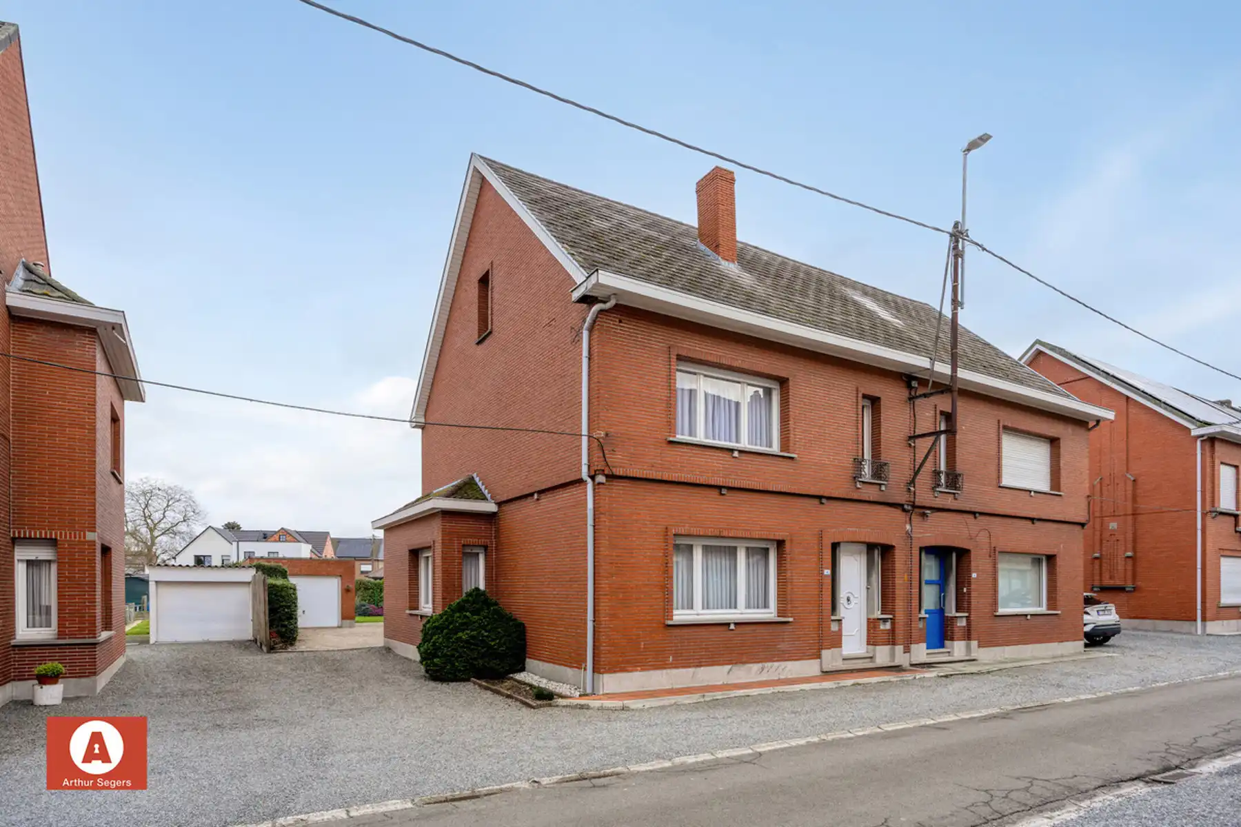 Hoofdfoto van de publicatie: Solide te renoveren woning nabij het centrum van Buggenhout