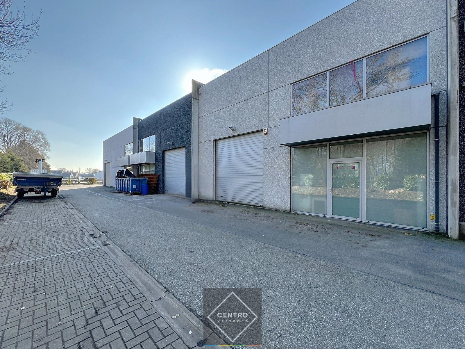 Instapklaar BEDRIJFSGEBOUW (°2014), bestaande uit MAGAZIJN met mezzanine. Parkeerplaatsen op het terrein. Industriezone Beveren! foto 4