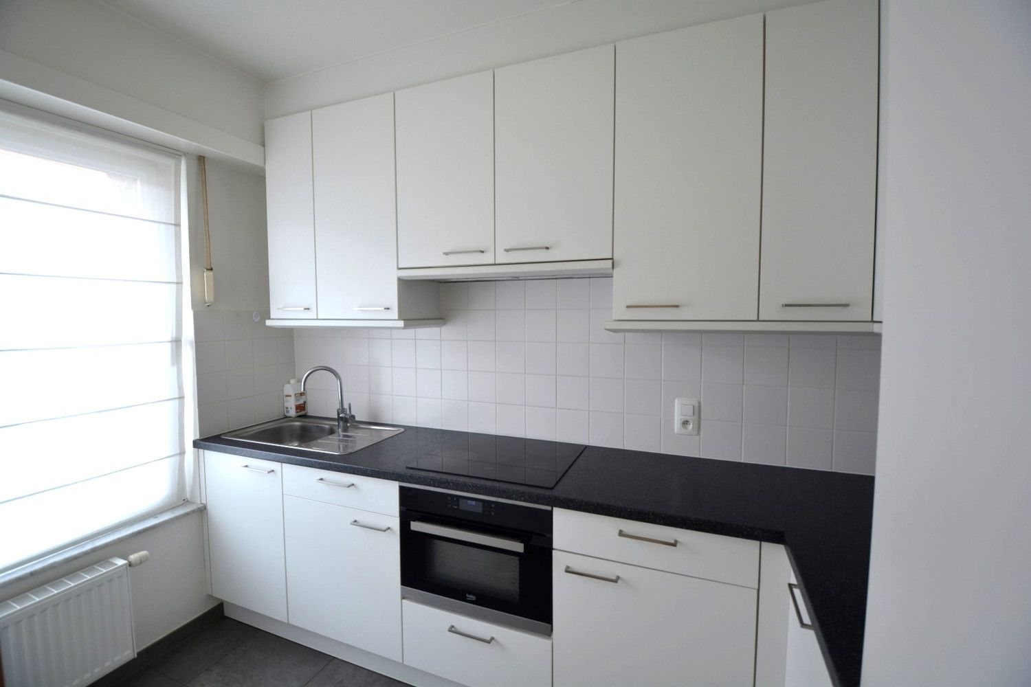 GERENOVEERD GELIJKVLOERS APP. MET 2 SLK EN TERRAS! foto 4