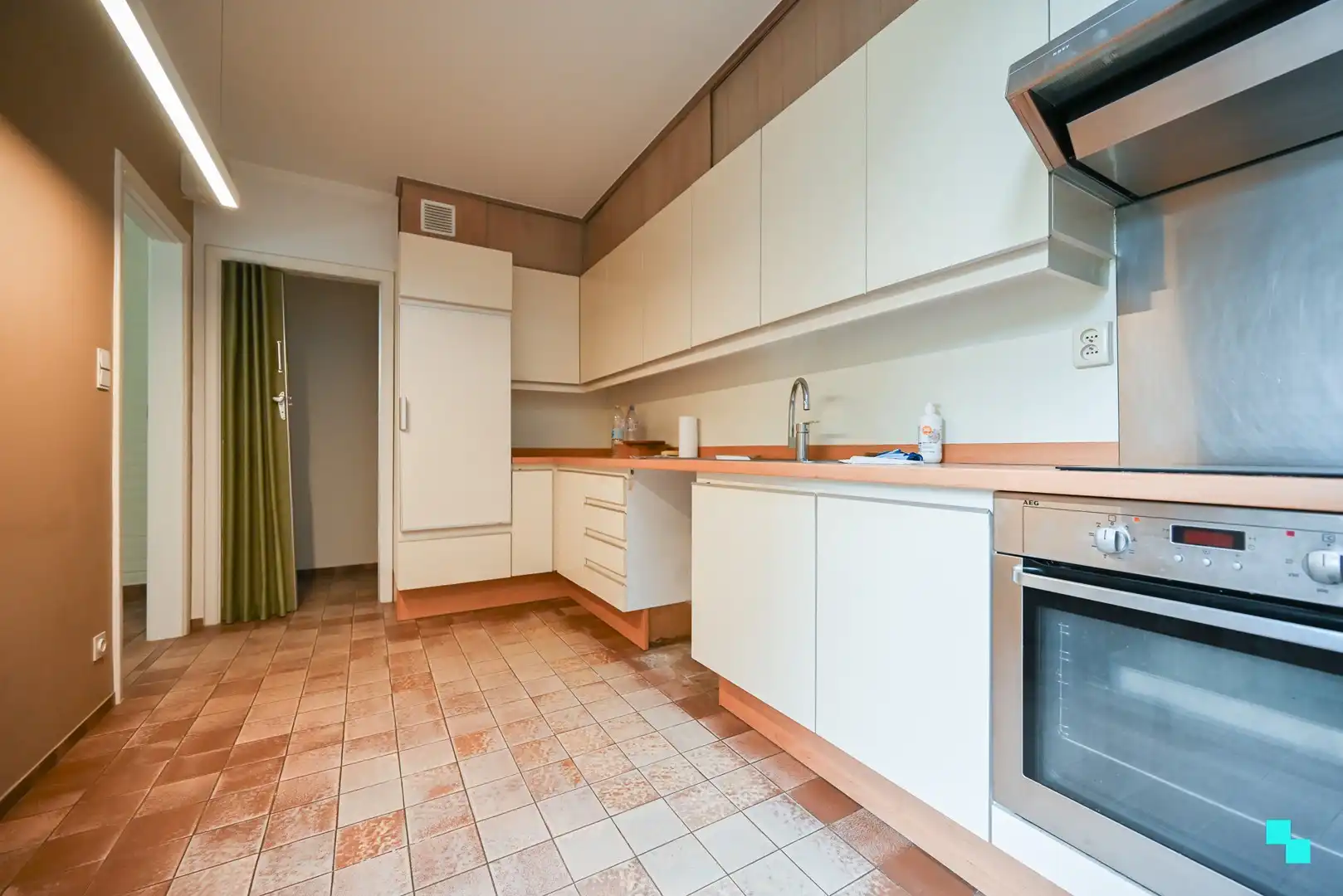 Centraal gelegen handelsruimte met bijhorende woonst en leuke stadstuin te Izegem foto 10