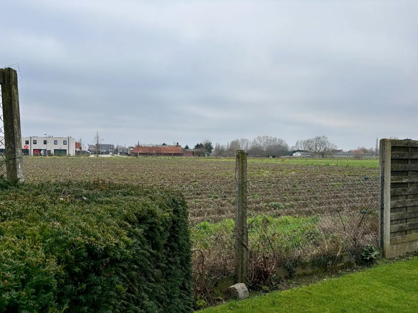 Gelijkvloerse woning op 628 m², 3 slaapkamers, mooi aangelegde tuin en garage. foto 20