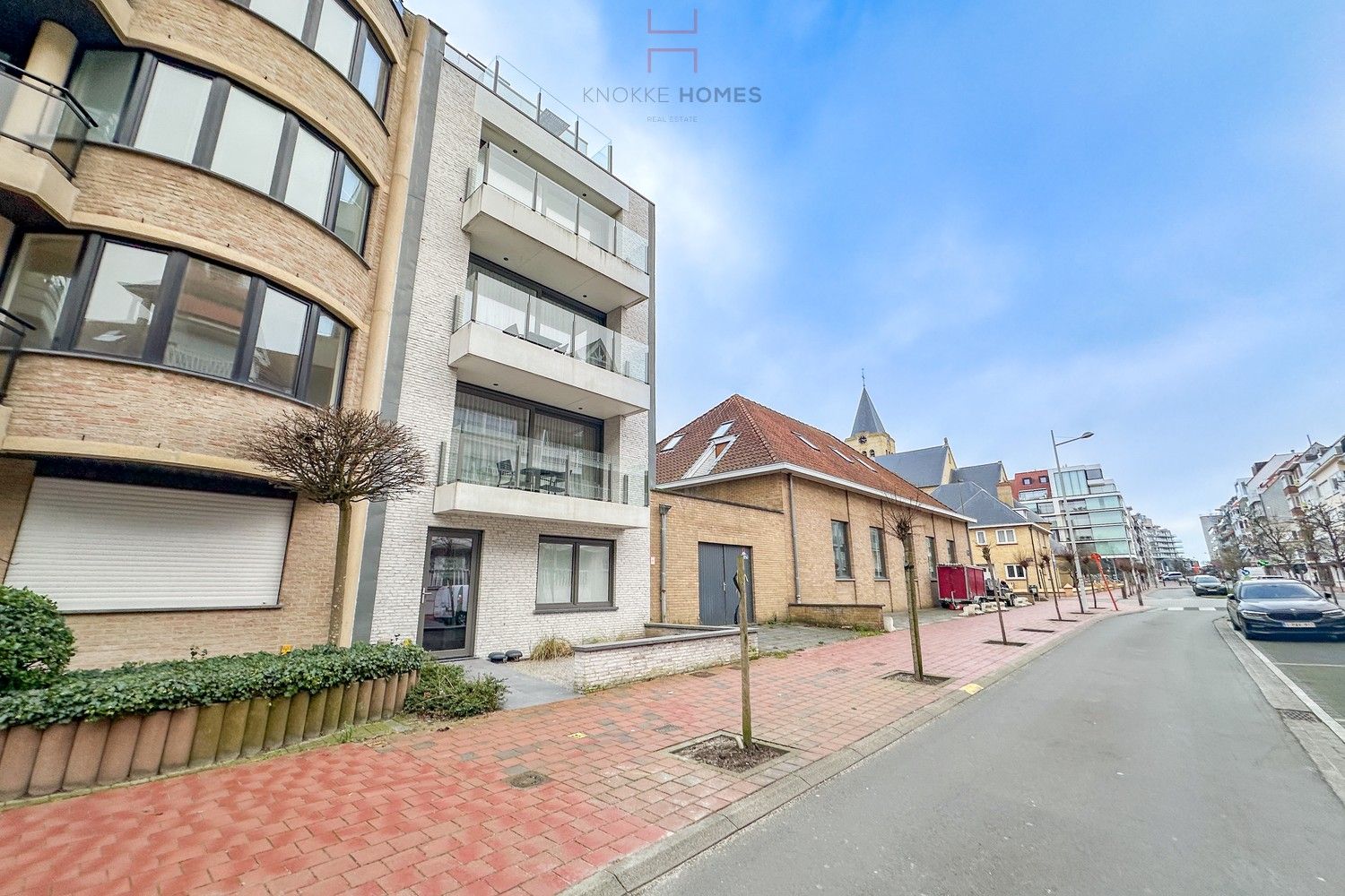 Gemeubeld en gestoffeerd gelijkvloers appartement met private tuin. foto {{pictureIndex}}