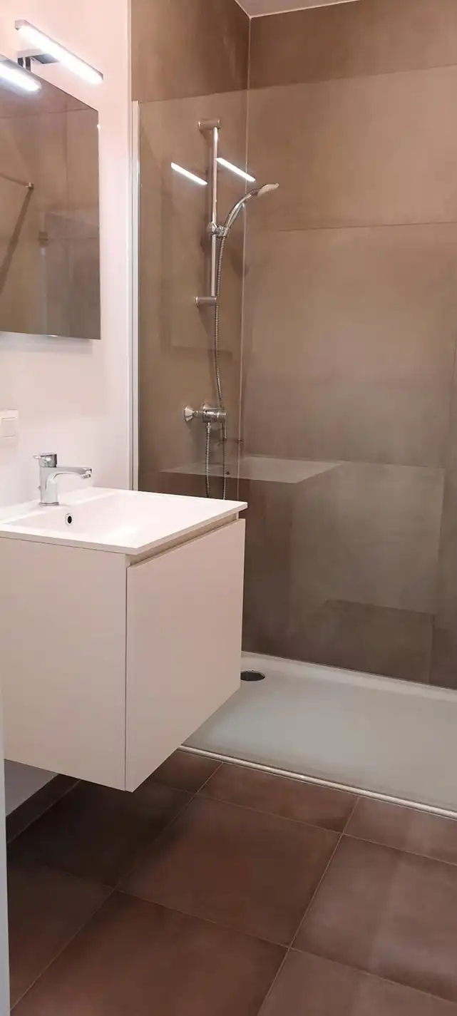 Een prachtig nieuwbouw gelijkvloers appartement met 2 slaapkamers, terras en inpandige autostandplaats. foto 7