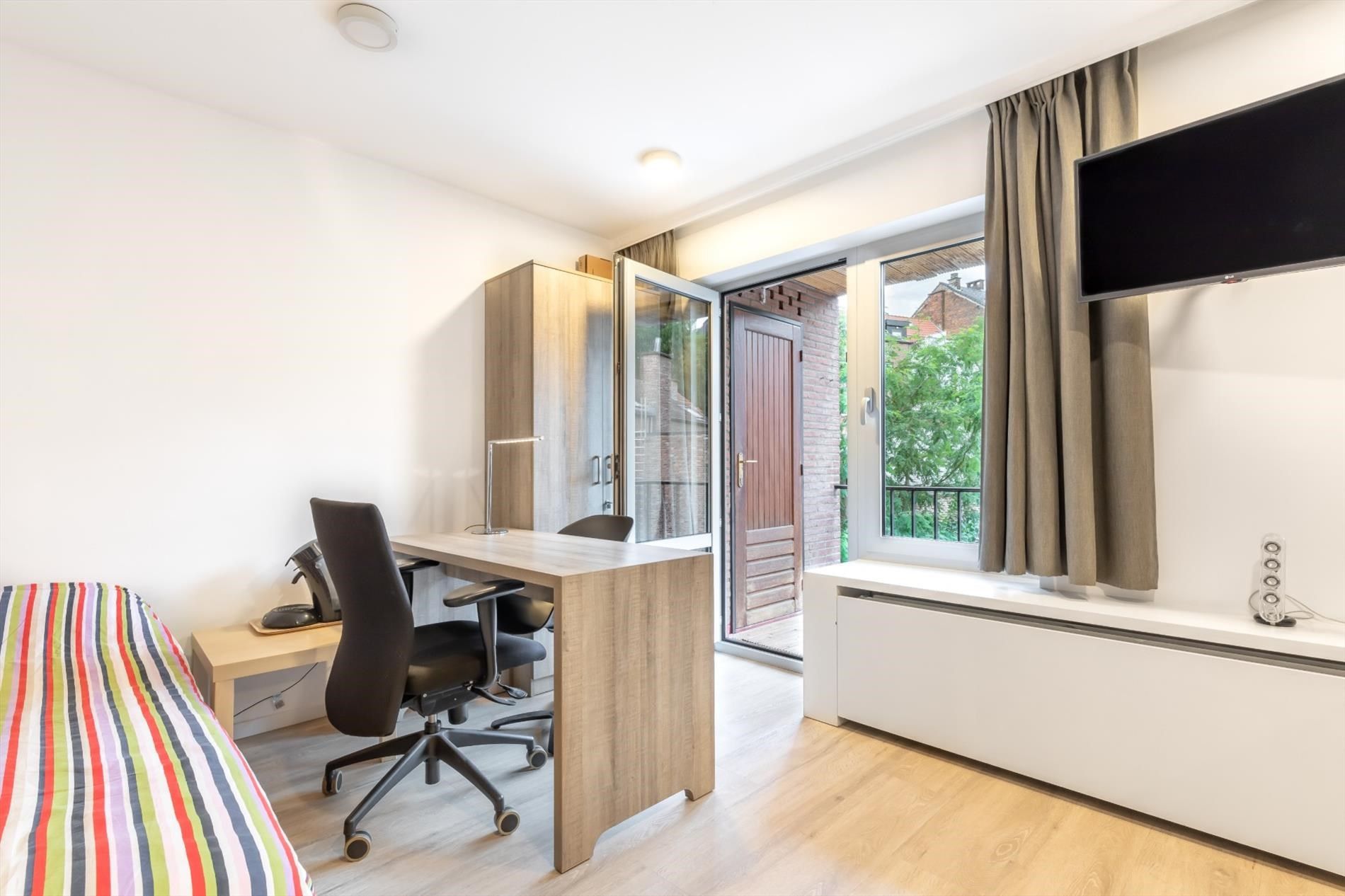 Vernieuwde en bemeubelde studio foto {{pictureIndex}}
