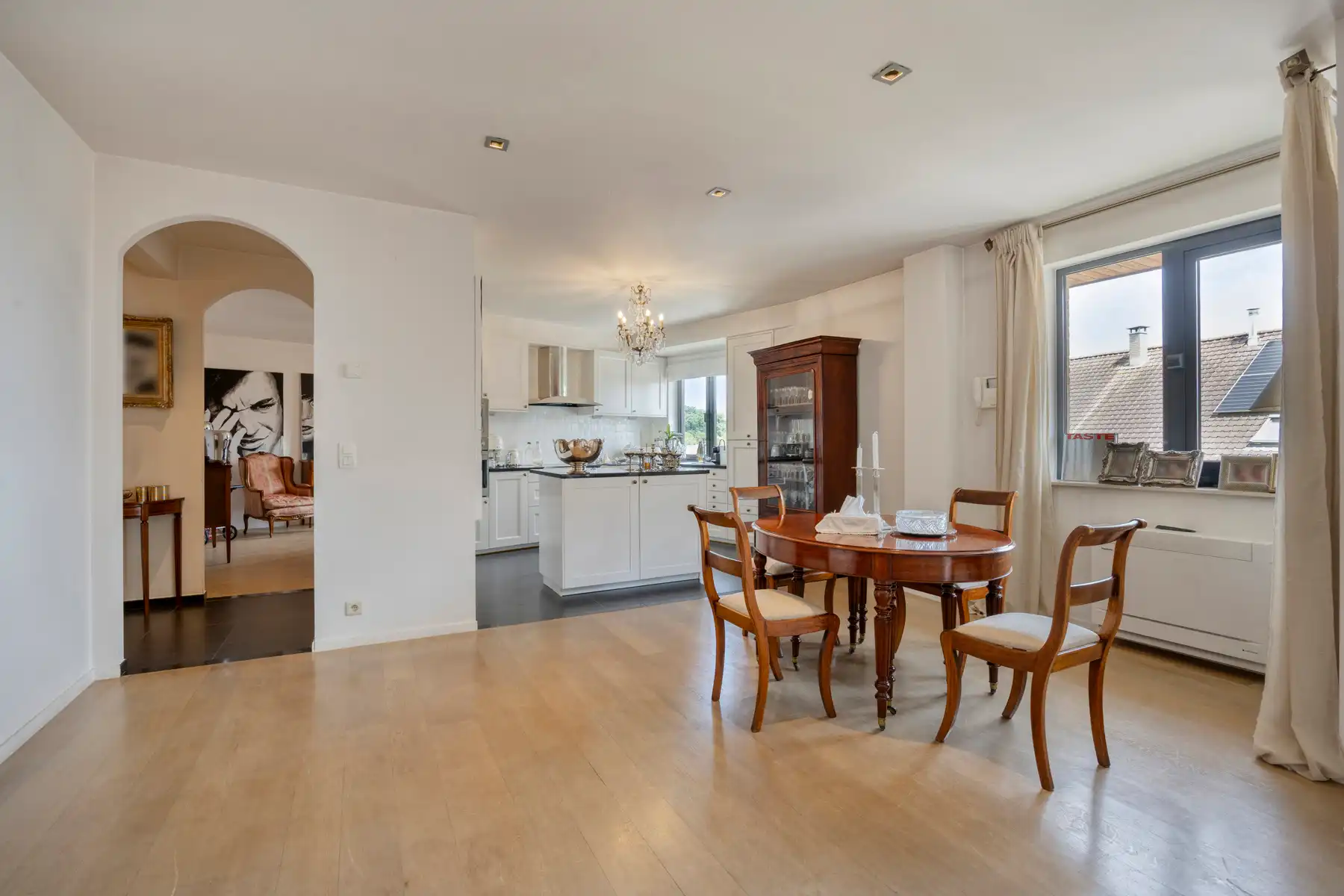 Luxueus en ruim 4 slaapkamerappartement op centrale ligging foto 3