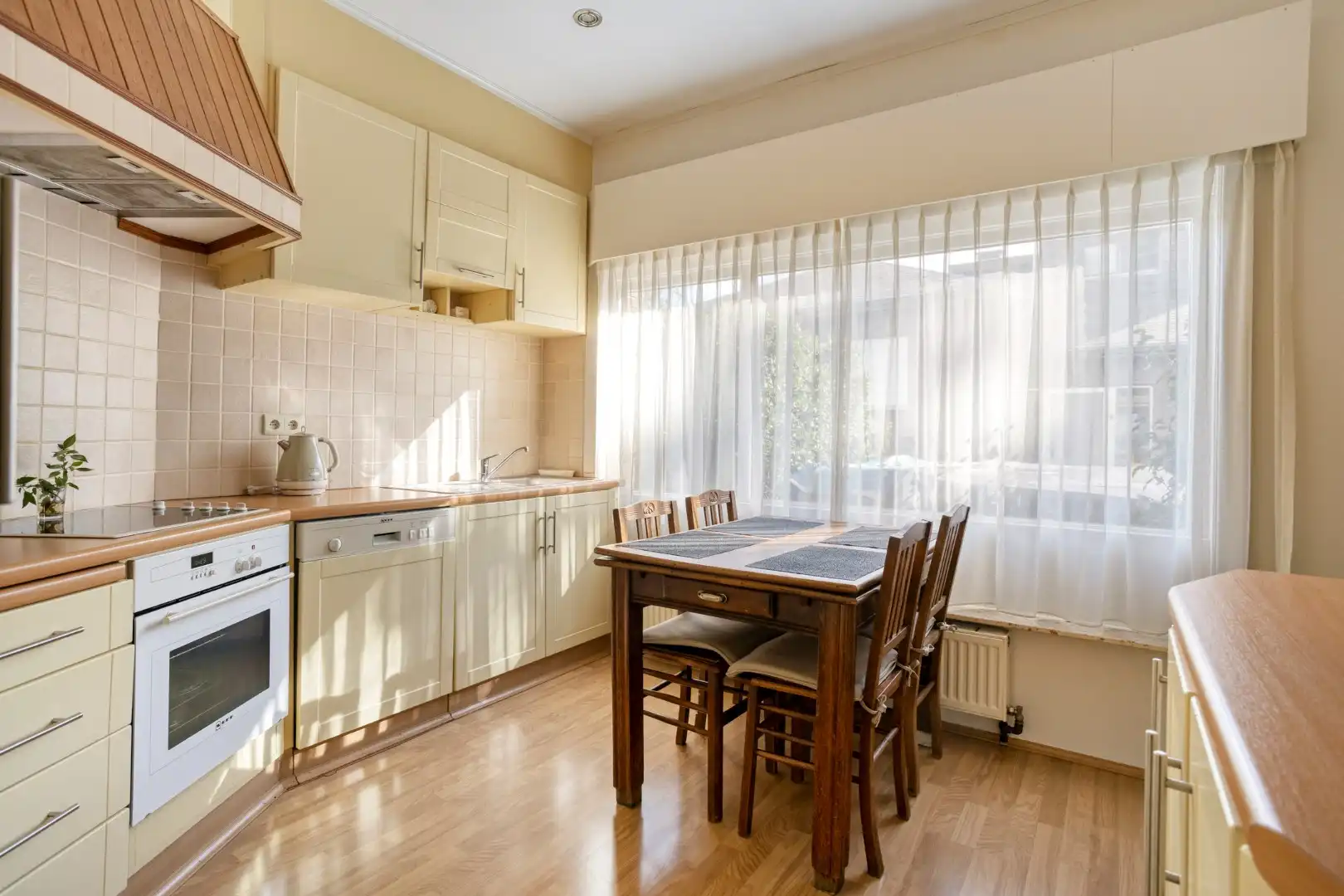 Woning met 3 slaapkamers  en een bureau gelegen in een doodlopende straat foto 11