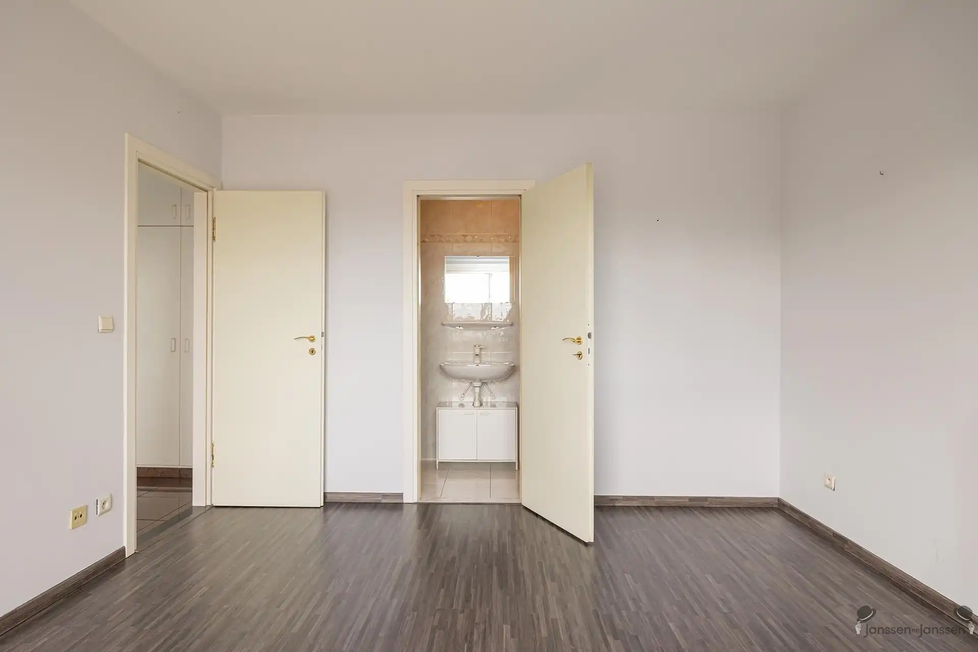 Centraal gelegen appartement met 3 slpks en 2 badkamers foto 12