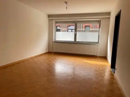 Gelijkvloers 2-slaapkamer appartement met terras en garage foto 3