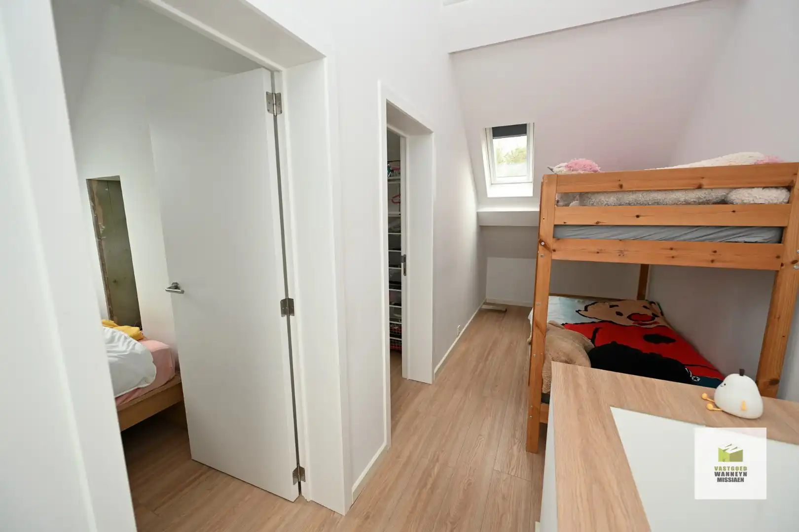 Halfopen bebouwing met 4 slaapkamers en bijgebouw op 991m2 foto 4