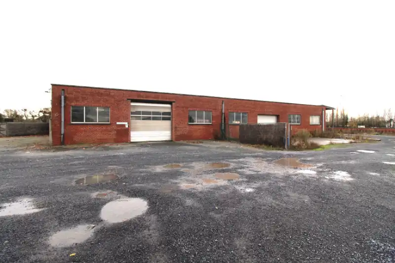 Opslagplaats te huur nabij oprit autostrade te Izegem foto {{pictureIndex}}