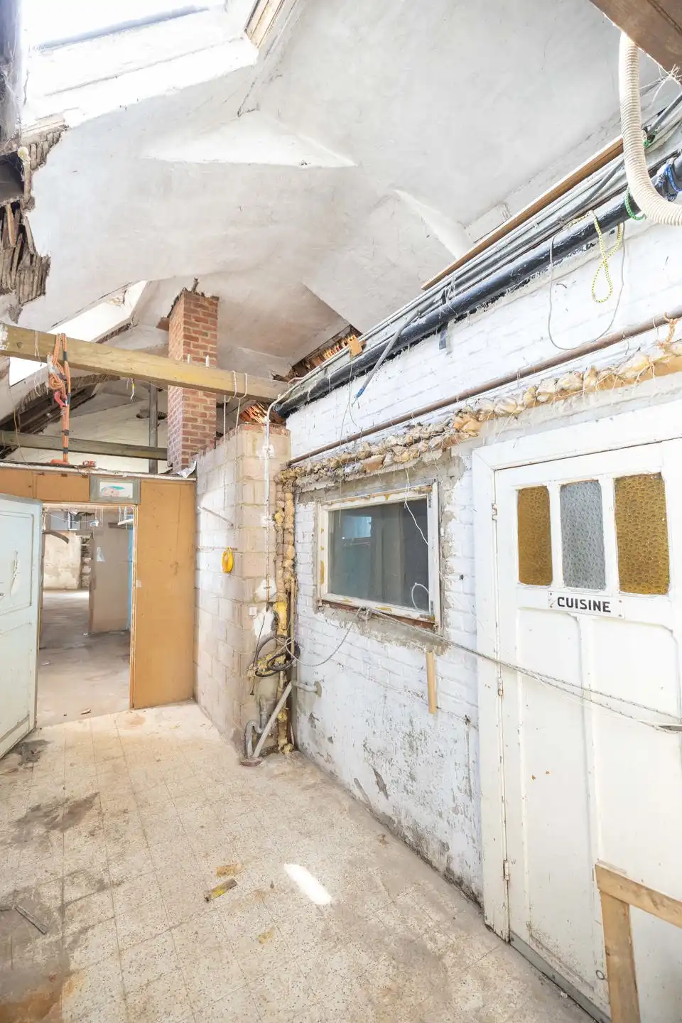 Te renoveren woonhuis met winkel foto 10