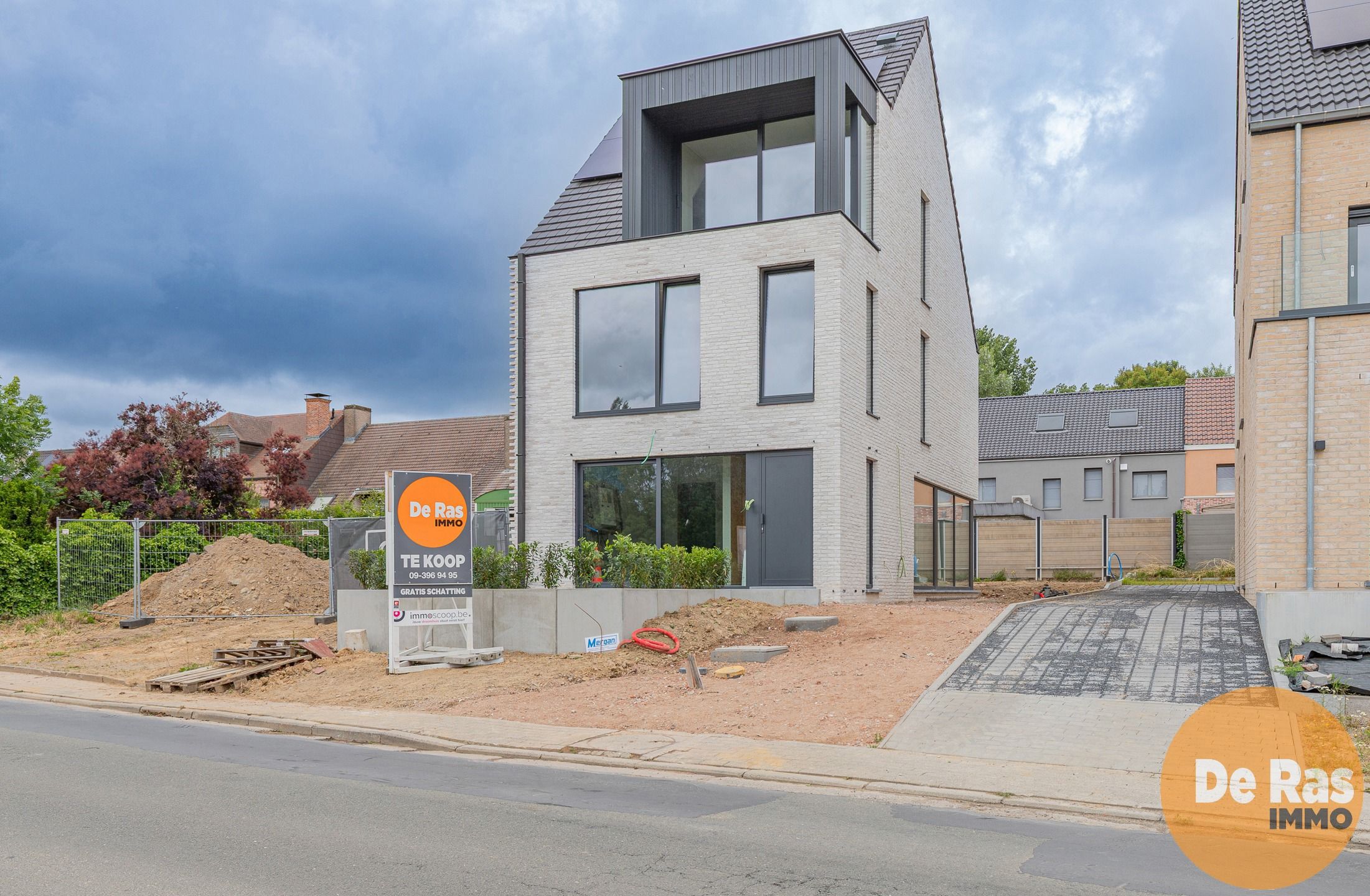 HERZELE - Moderne nieuwbouwwoning met vrij keuze afwerking! foto {{pictureIndex}}