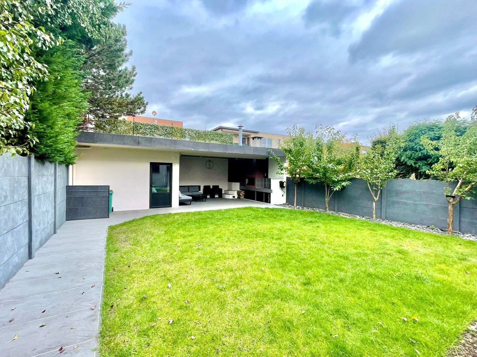 Recent gerenoveerde ruime woning met prachtige tuinlounge foto 12