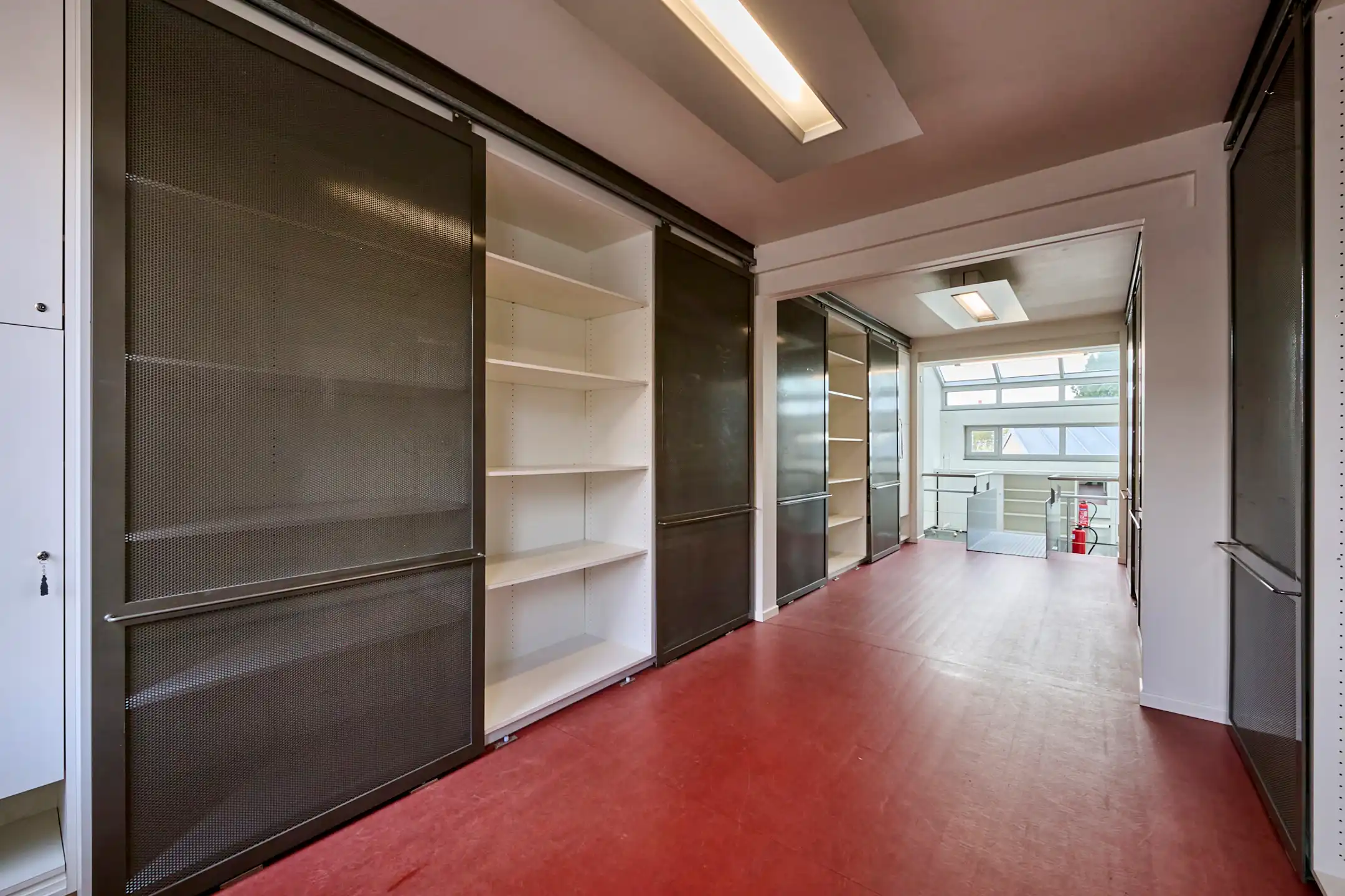 Ruim handelspand met bovenliggend appartement foto 9