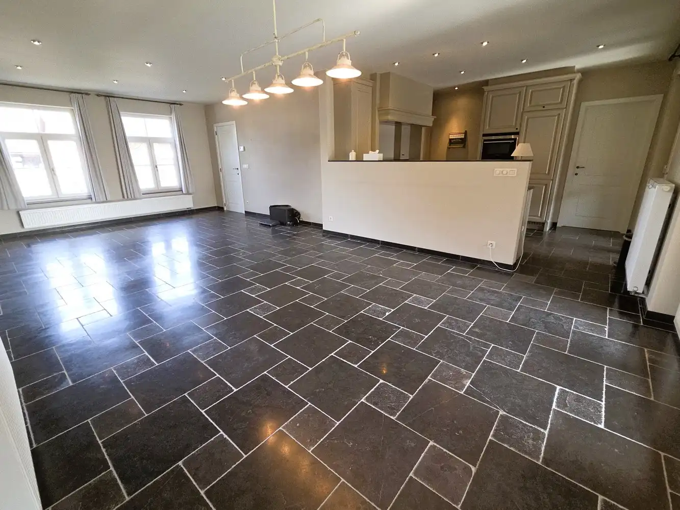 Prachtige villa woning, 5 slaapkamers, 2 badkamers in een zeer rustige straat gelegen foto 7