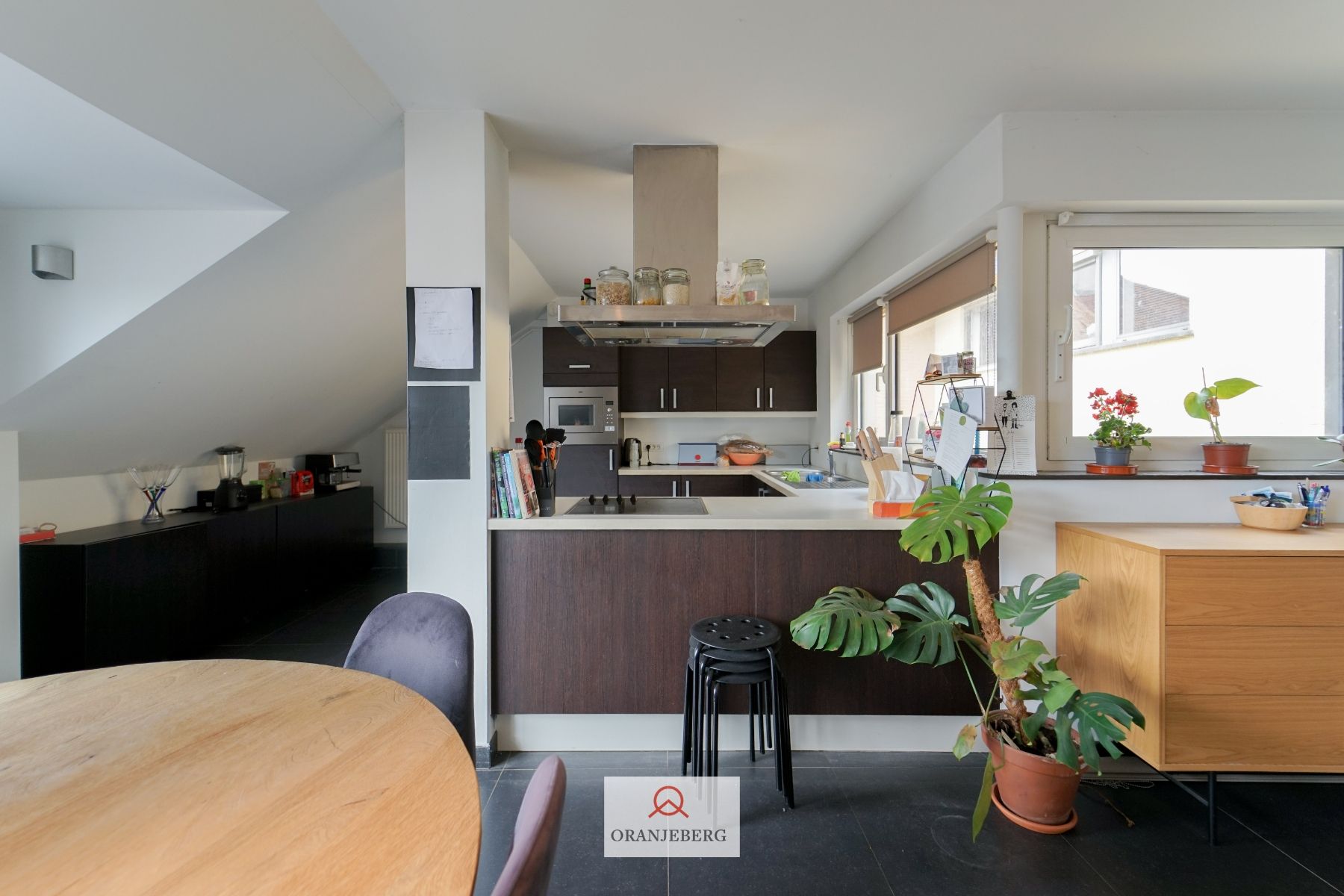 Centraal gelegen 2 slaapkamer-appartement met zicht op de Coupure! foto {{pictureIndex}}