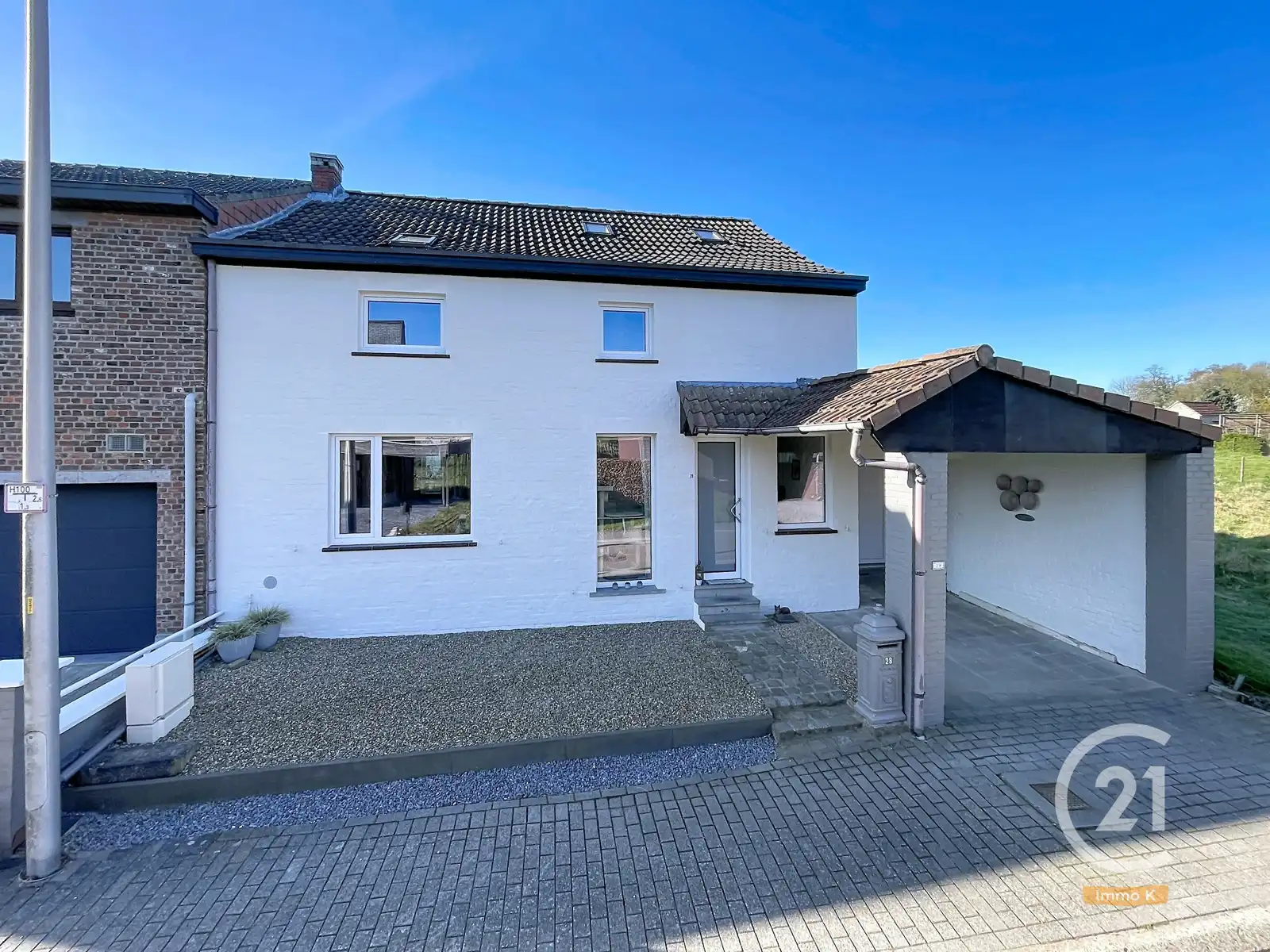 Knusse instapklare woning met ruime tuin en weide nabij E40 foto {{pictureIndex}}