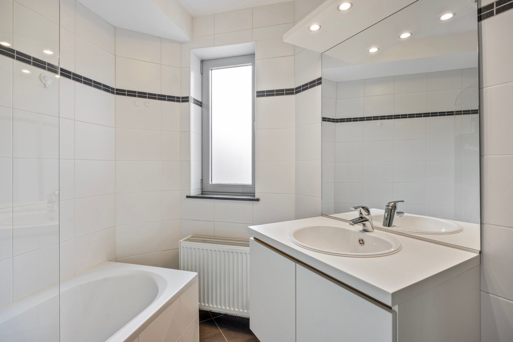 Instapklaar appartement met 2 kamers, staanplaats en terras foto 14