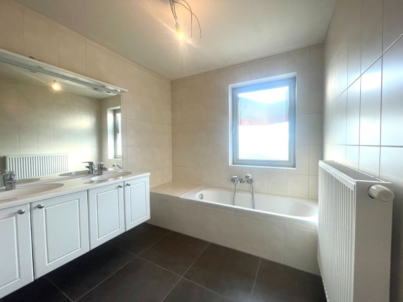 RECENTE HALFOPEN BEBOUWING MET DRIE SLAAPKAMERS EN GARAGE TE HUUR foto 5