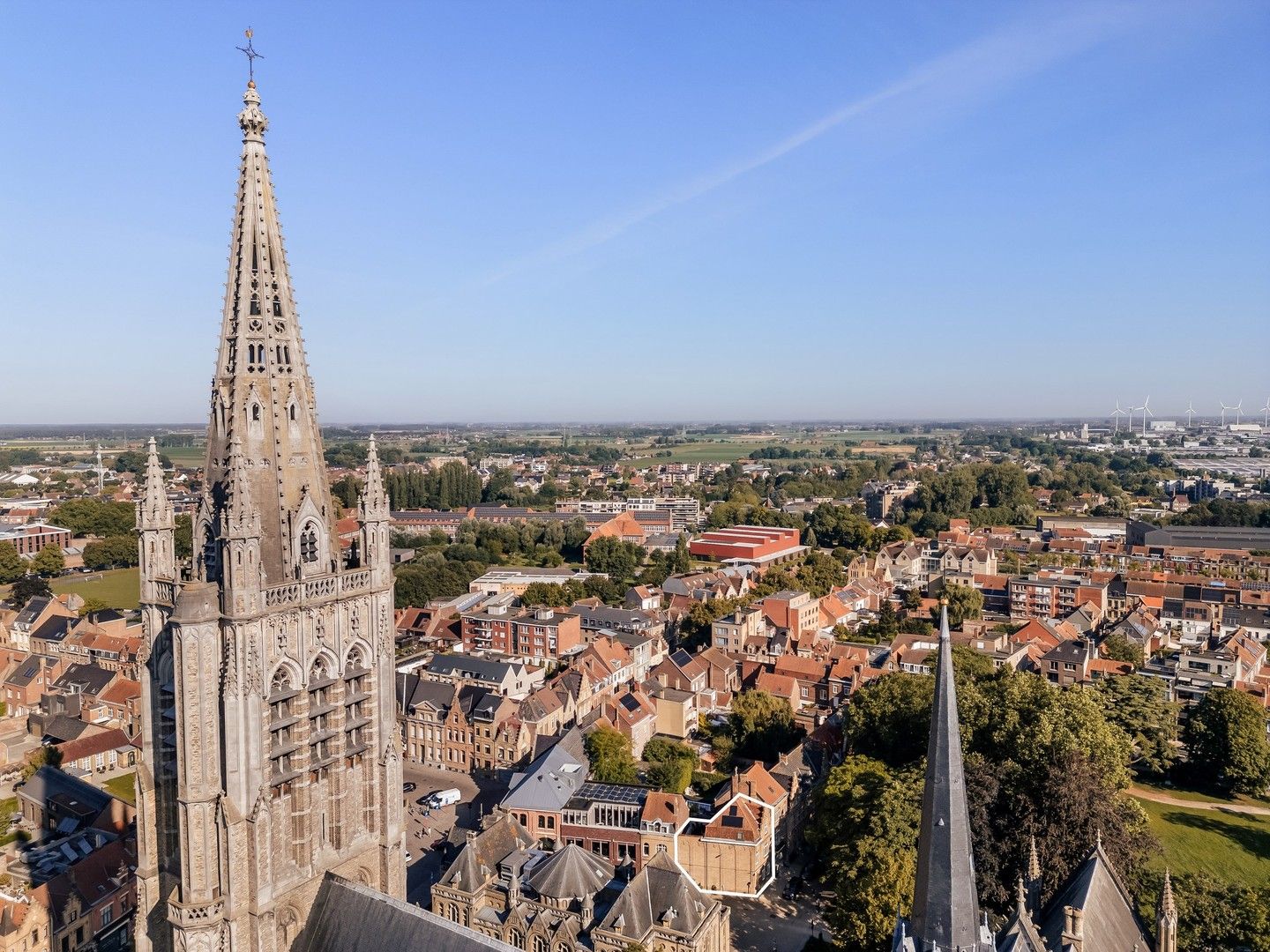 Authentieke hoekwoning met 3 kamers op unieke ligging in het hart van Ieper foto 2