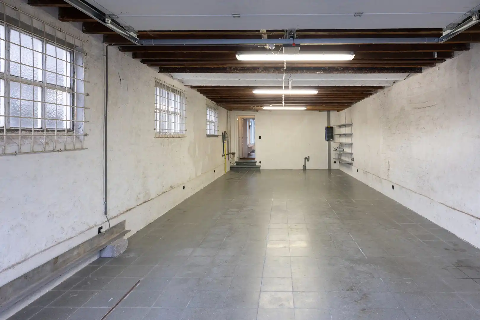 Woning met grote garage en mogelijk kantoor of praktijk. foto 2