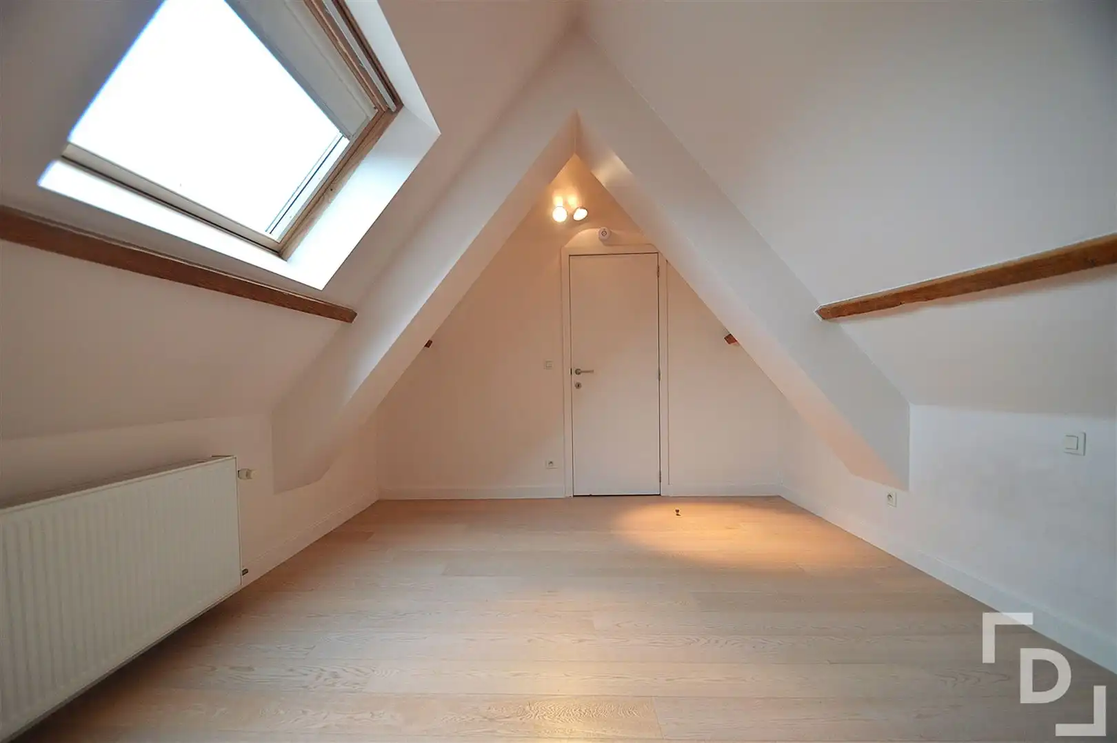 Ruim duplex appartement met garage te huur op toplocatie in Ieper foto 16