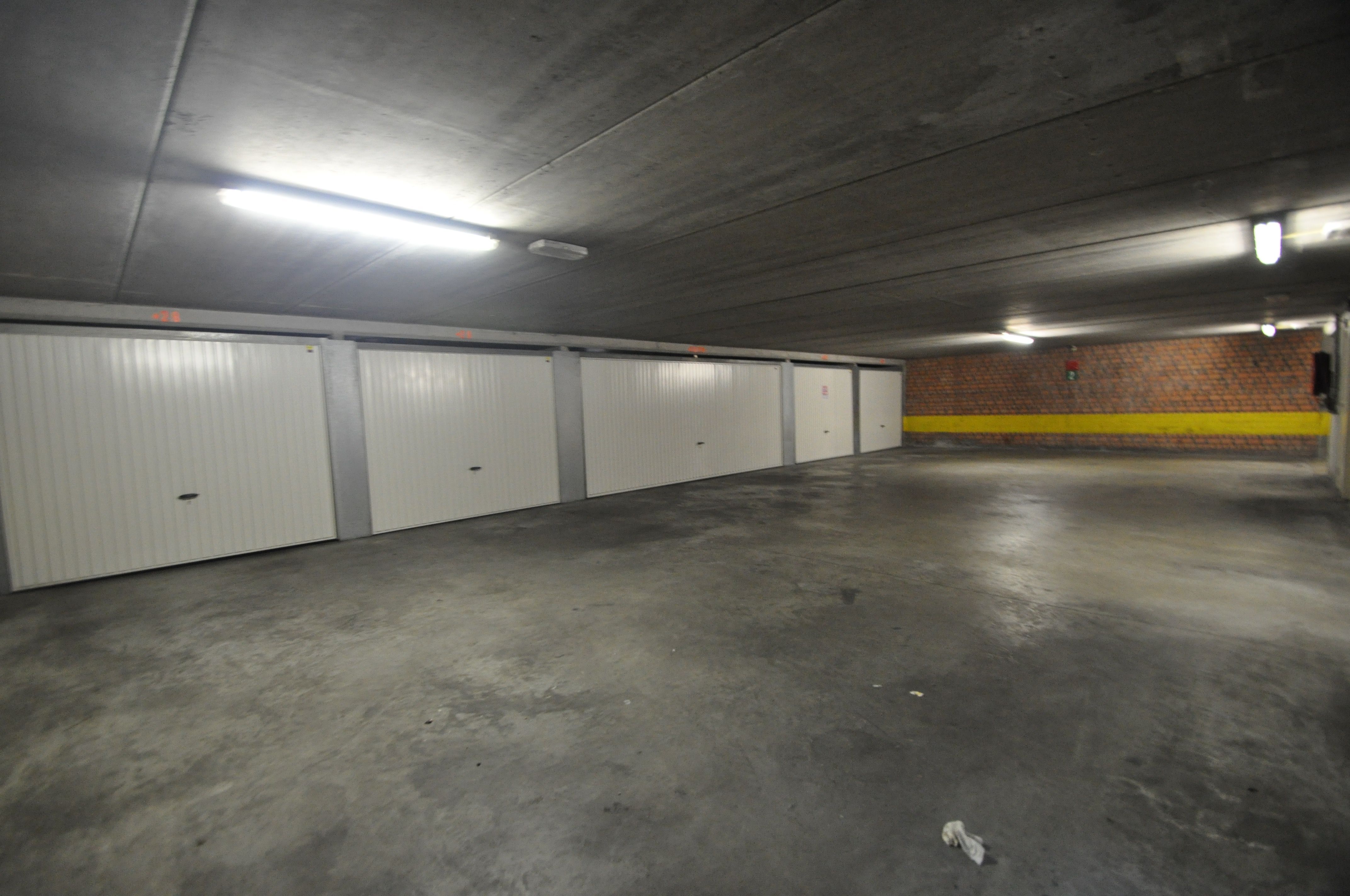 Afgesloten garage nabij Zeedijk & Heldenplein. foto 4