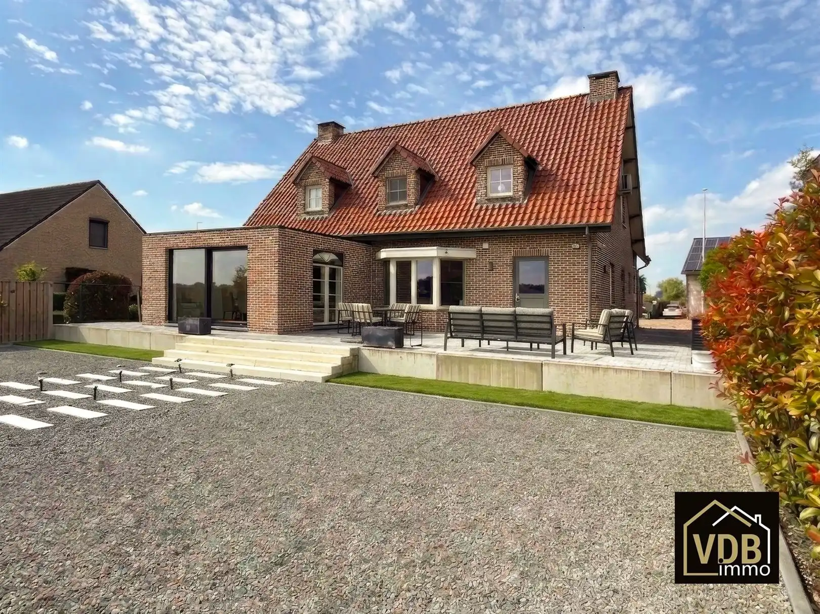 TOPWONING, rustige ligging, 4 slaapkamers, inpandige garage en zwembad foto 3