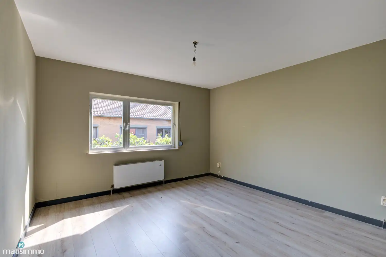 RUIME, GELIJKVLOERSE WONING (VOLLEDIG ONDERKELDERD), MET GARAGE EN TUIN NABIJ CENTRUM GENK foto 19