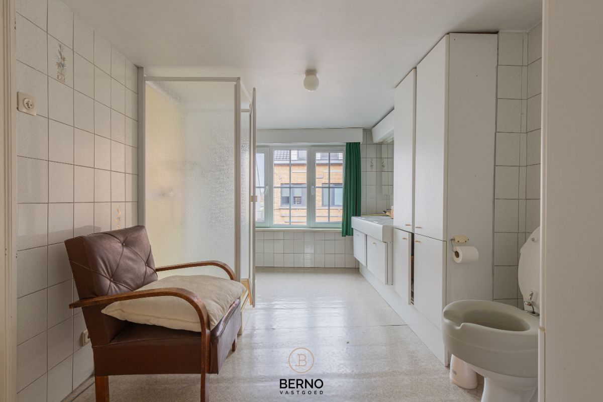 Renovatiewoning met garage en mooie tuin foto 11