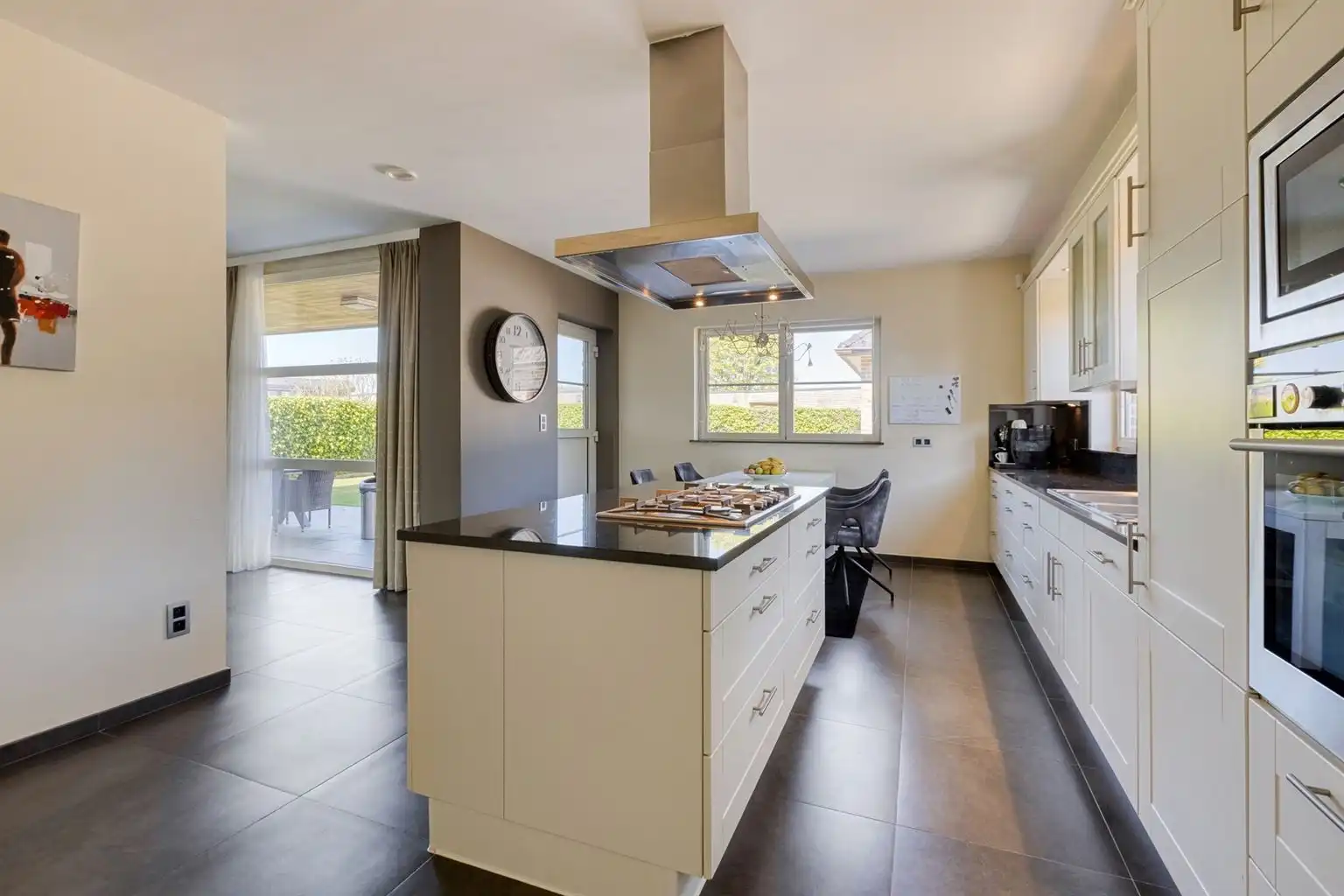 Prachtige vrijstaande villa met 5 (+3) slaapkamers, garage en omheinde tuin, ideaal gelegen op een boogscheut van het centrum van Maaseik.  foto 8