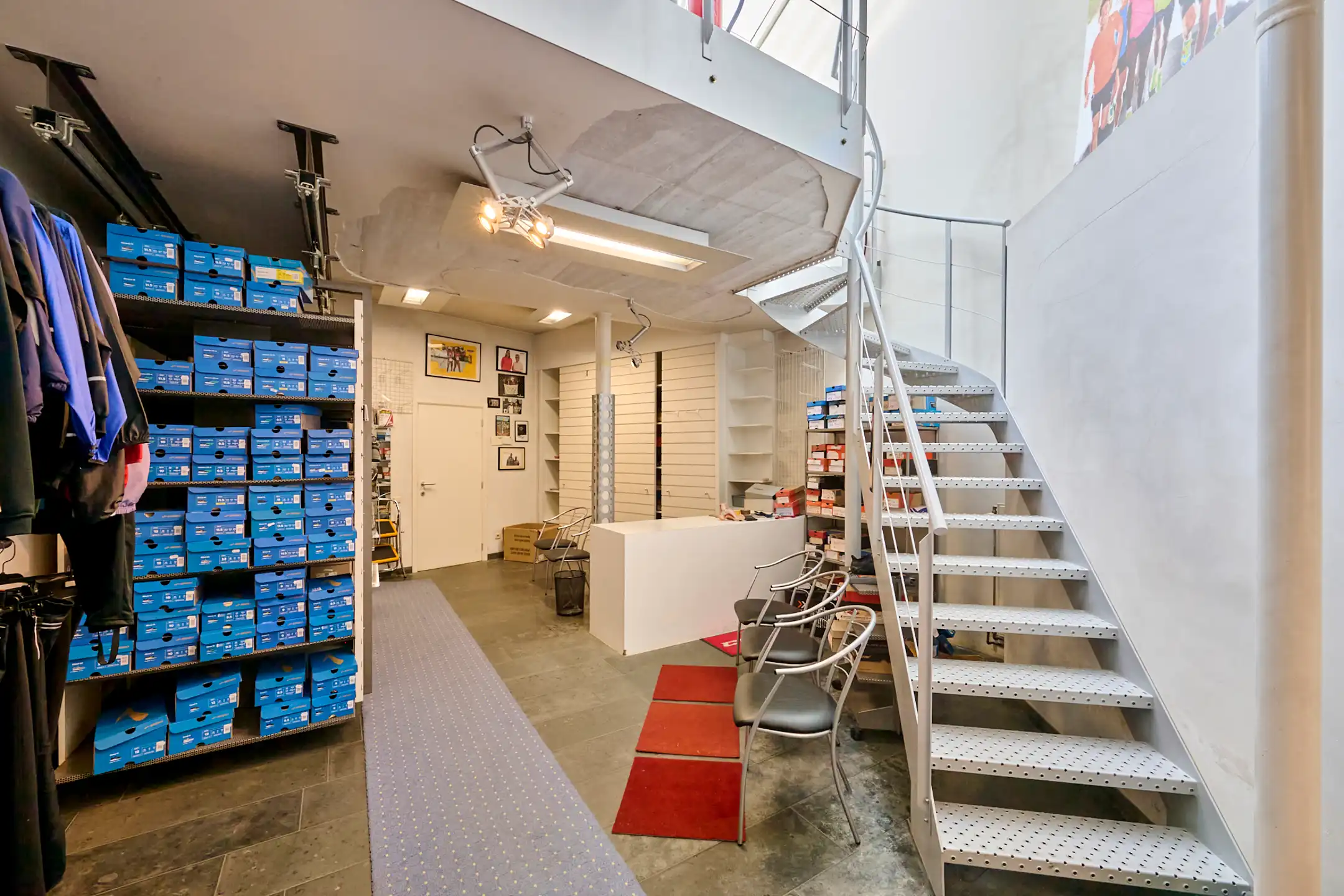 Ruim handelspand met bovenliggend appartement foto 6