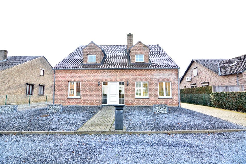 Vrijstaande woning met 4 slpks. en 2 bdks. op een perceel van 12a38ca. foto 42