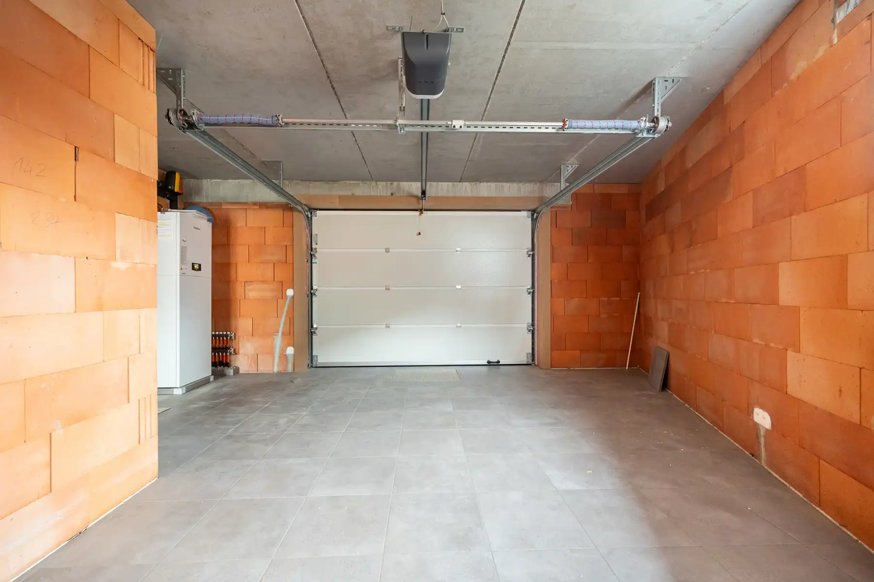 Halfopen woning met 3 slaapkamers en inpandige garage. foto 9