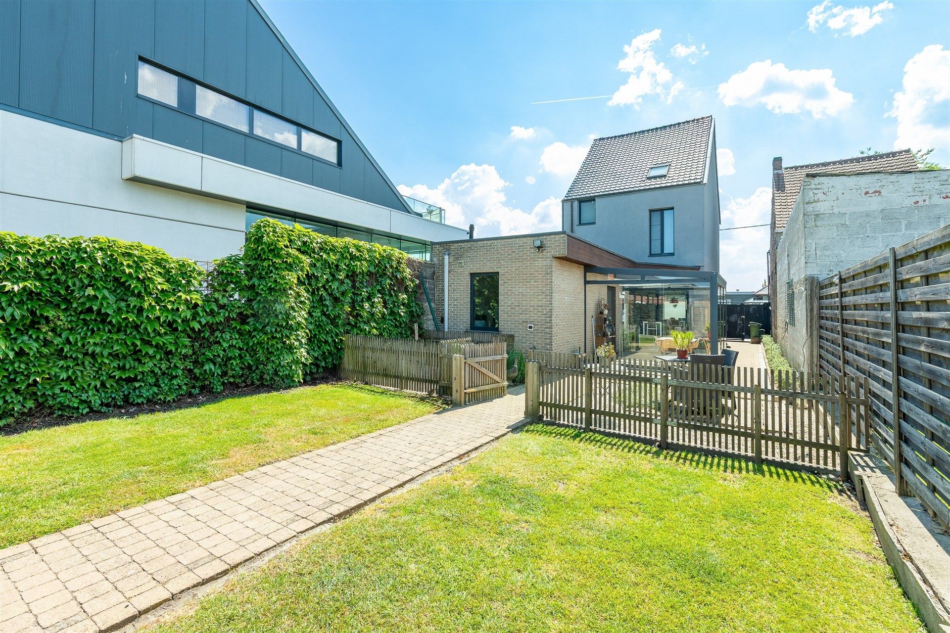 Uitstekend gerenoveerde woning met tuin en parkeerplaats foto 27