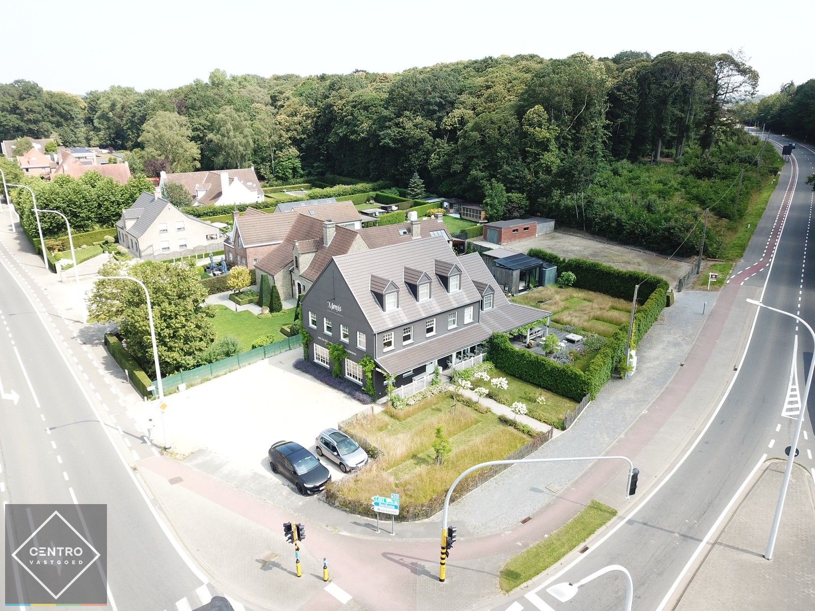 Recent (Bj. 2016) Mi CASA - HANDELSHUIS (538m2), voorzien van grote polyvalente ruimten (vrij beroep, toonzaal, horeca, B&B, ...), 5/6 slaapkamers, 4 badkamers, kelder (114m2), ... Op hoek- en zichtlocatie te Oostkamp. foto {{pictureIndex}}