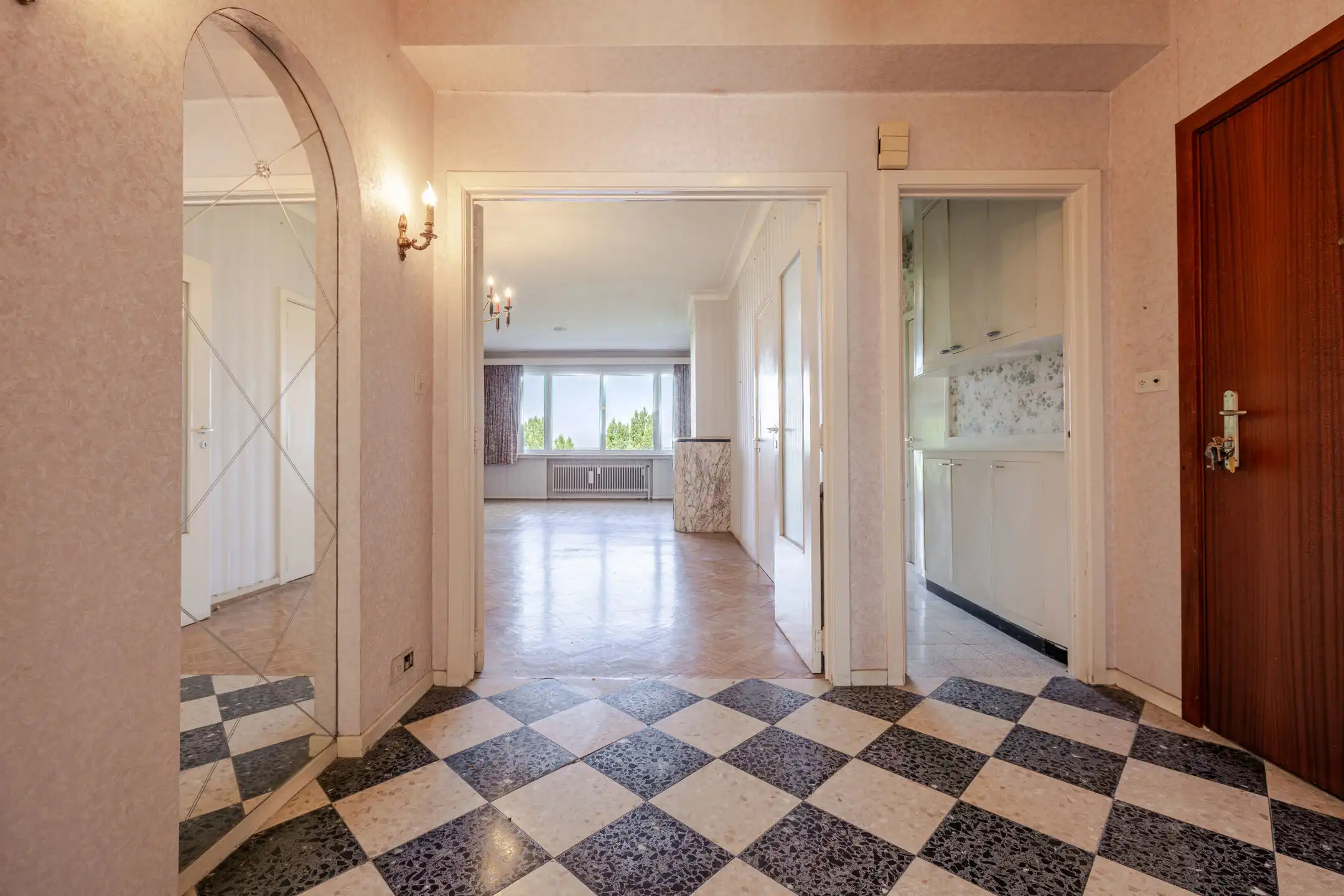 Appartement met 2 slaapkamers en terras – Te renoveren foto 6