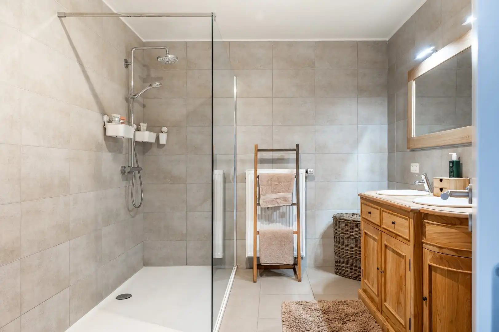 Ruim triplex appartement met berging foto 12