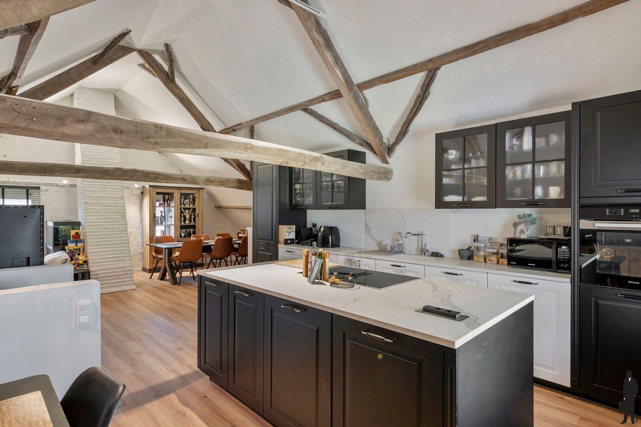 Gerenoveerd opbrengsteigendom: handelsruimte, duplex, studio foto 13