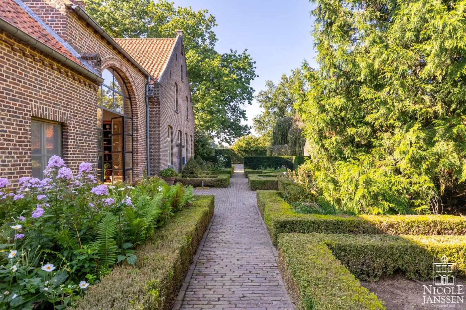 Prachtige vierkantshoeve omringd door weilanden en prachtige tuin foto 6